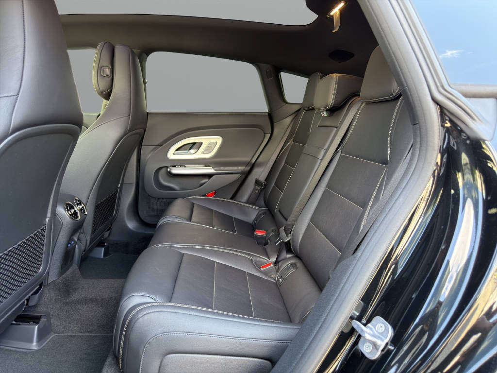 MERCEDES-BENZ CLA 220 4-Matic Shooting Brake-image-13