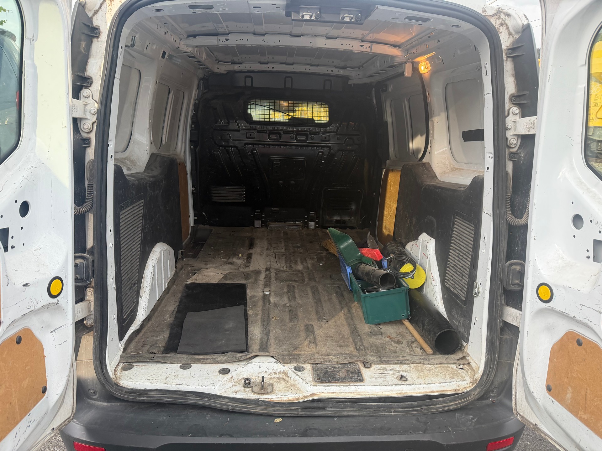 FORD TRANSIT CONNECT-image-10