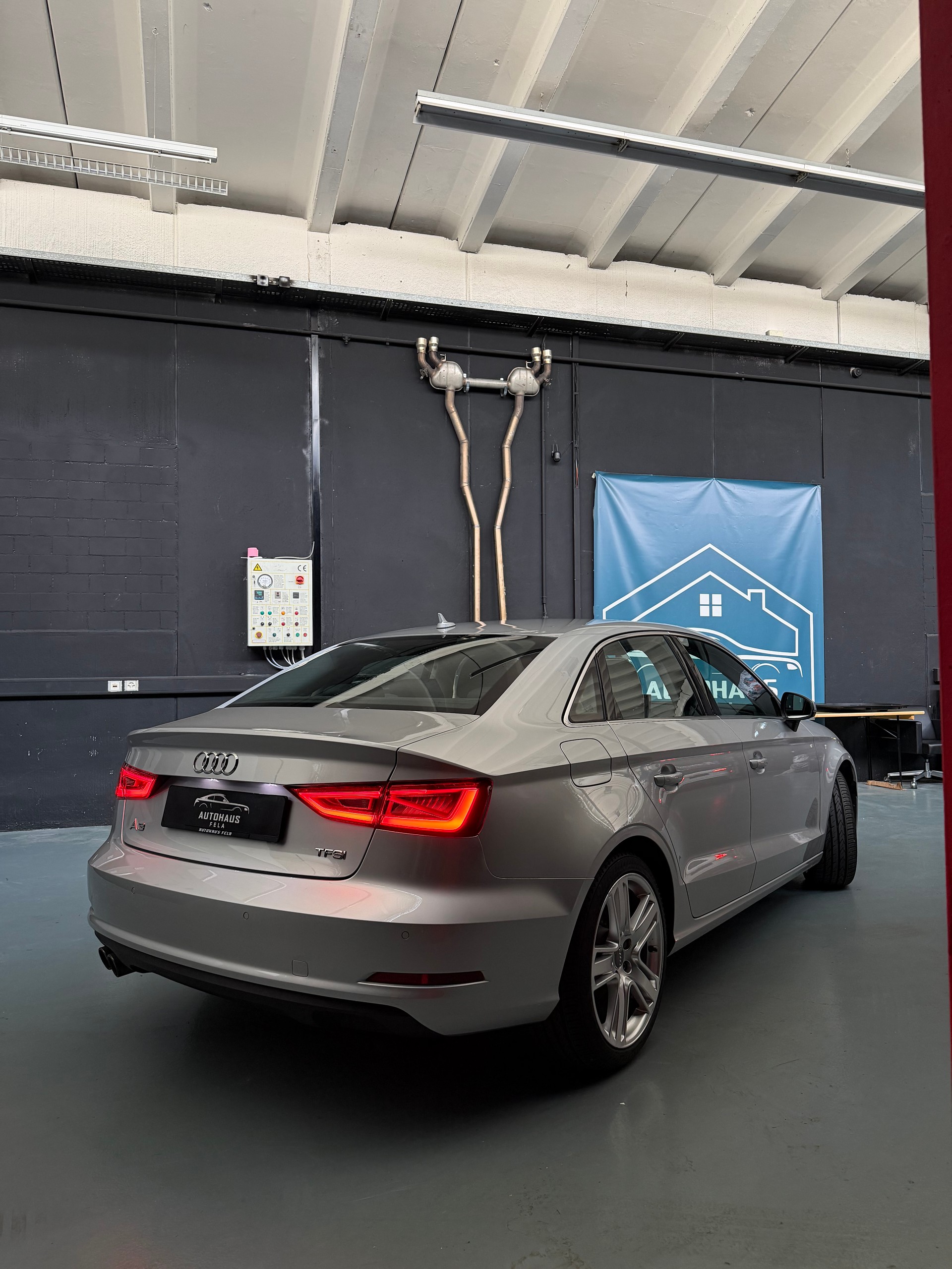AUDI A3 Limousine 1.8 TFSI Attraction S-tronic-image-1
