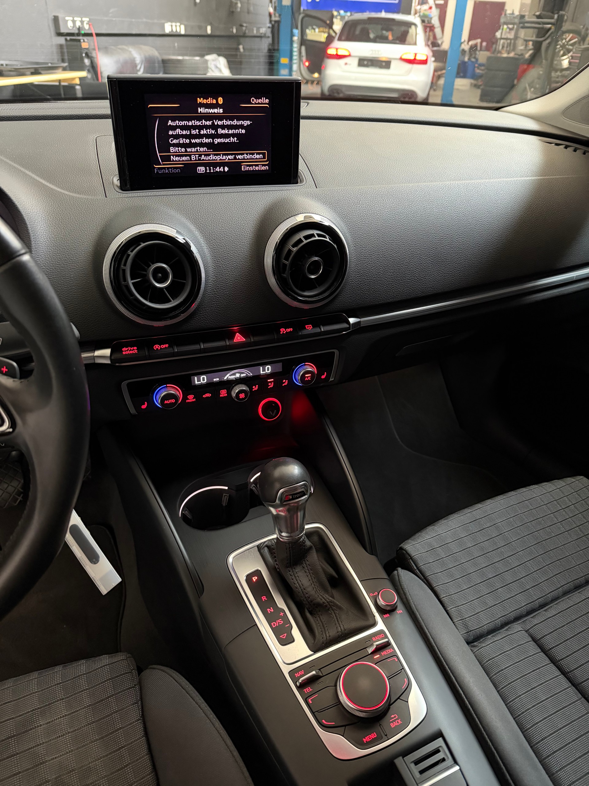 AUDI A3 Limousine 1.8 TFSI Attraction S-tronic-image-5