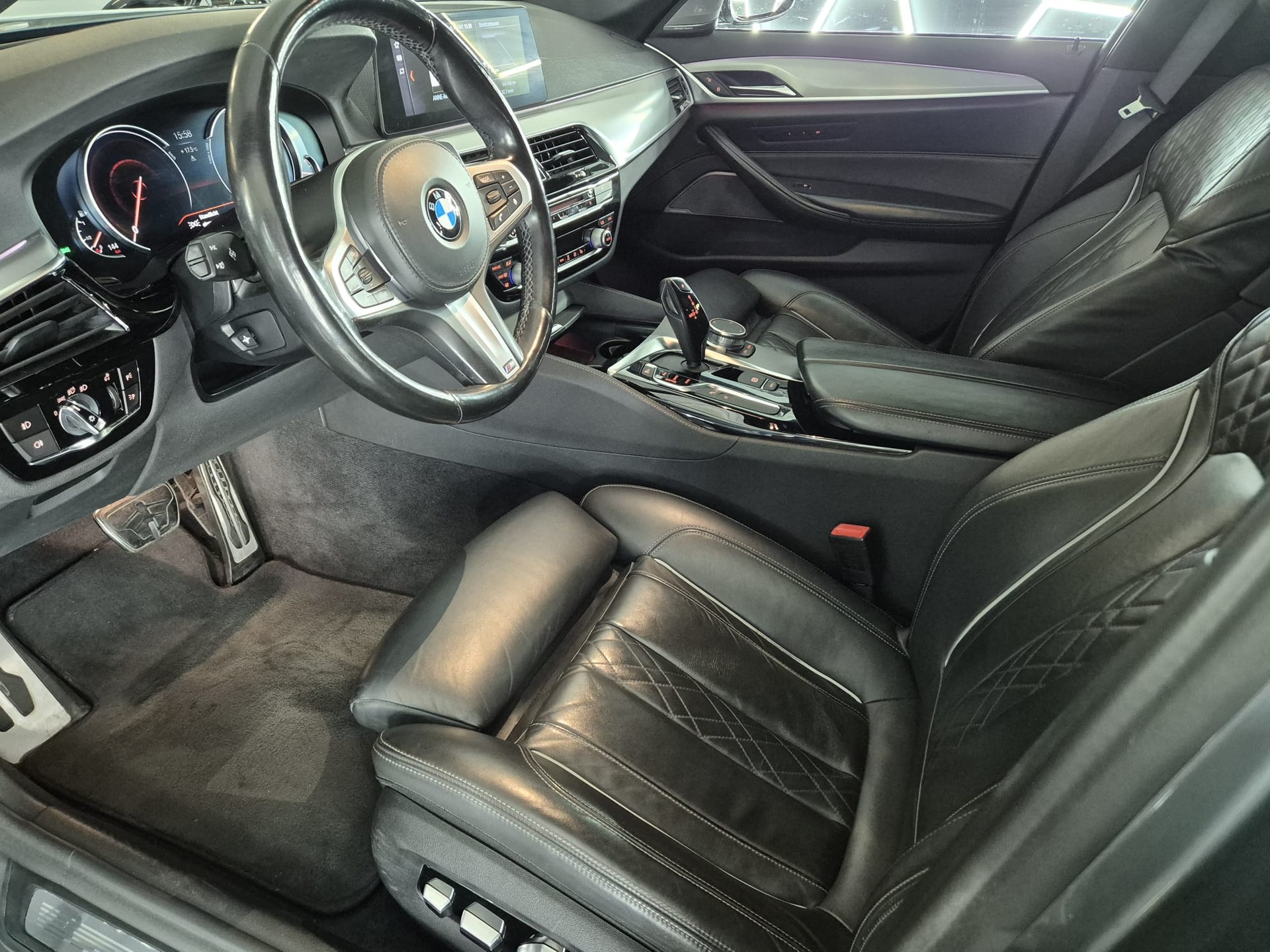 BMW 540i xDrive Touring Steptronic-image-8