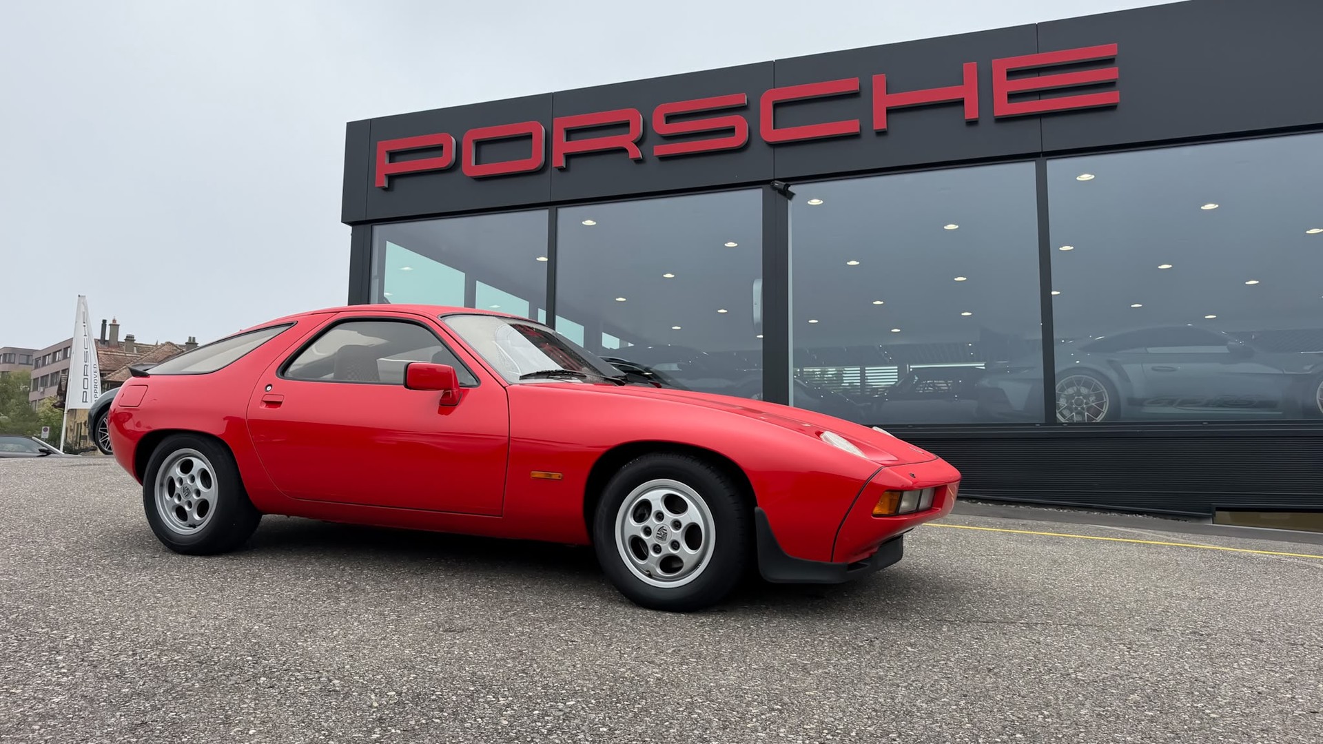 PORSCHE 928-showroom-element-1