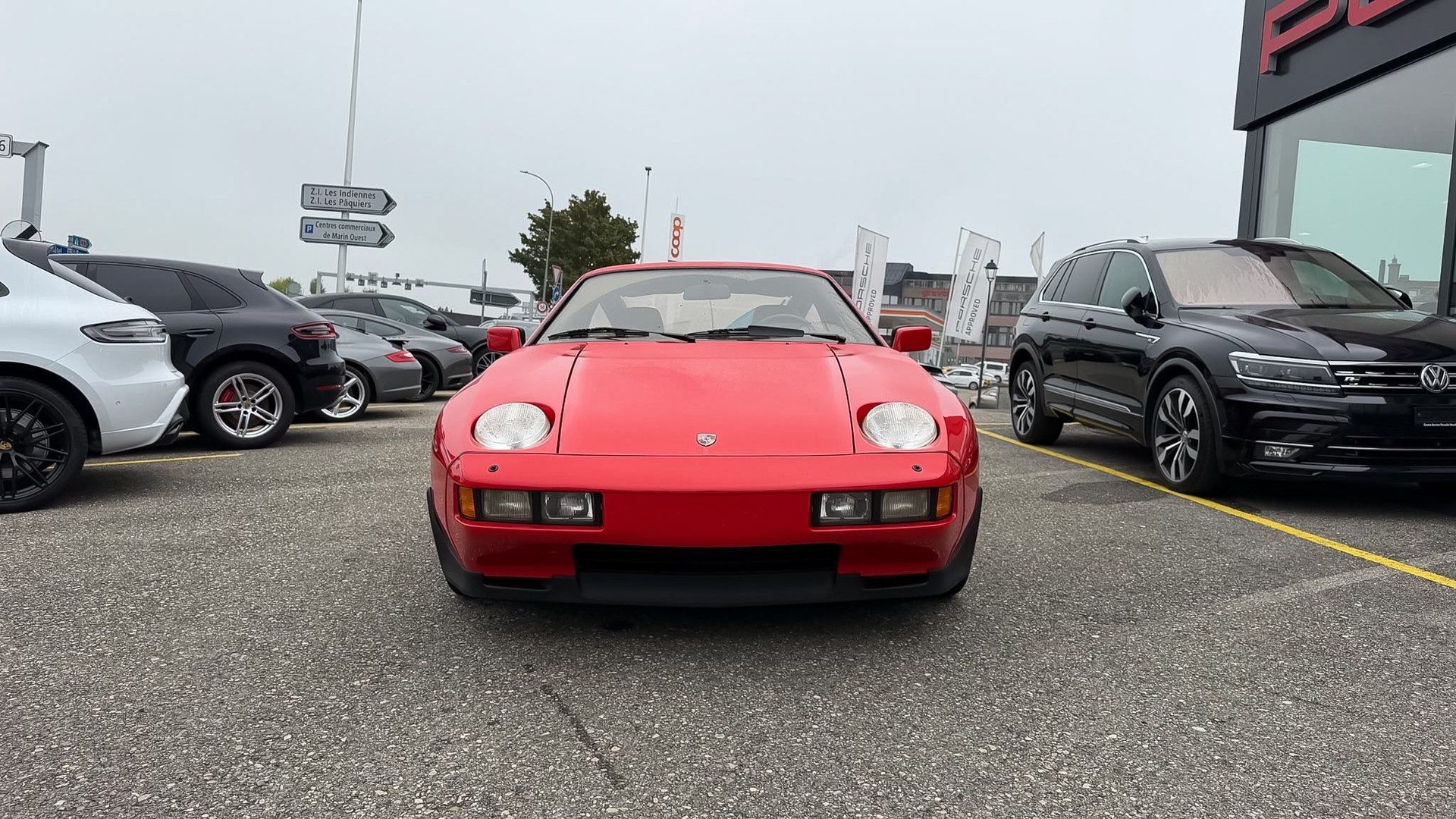 PORSCHE 928-showroom-element-2