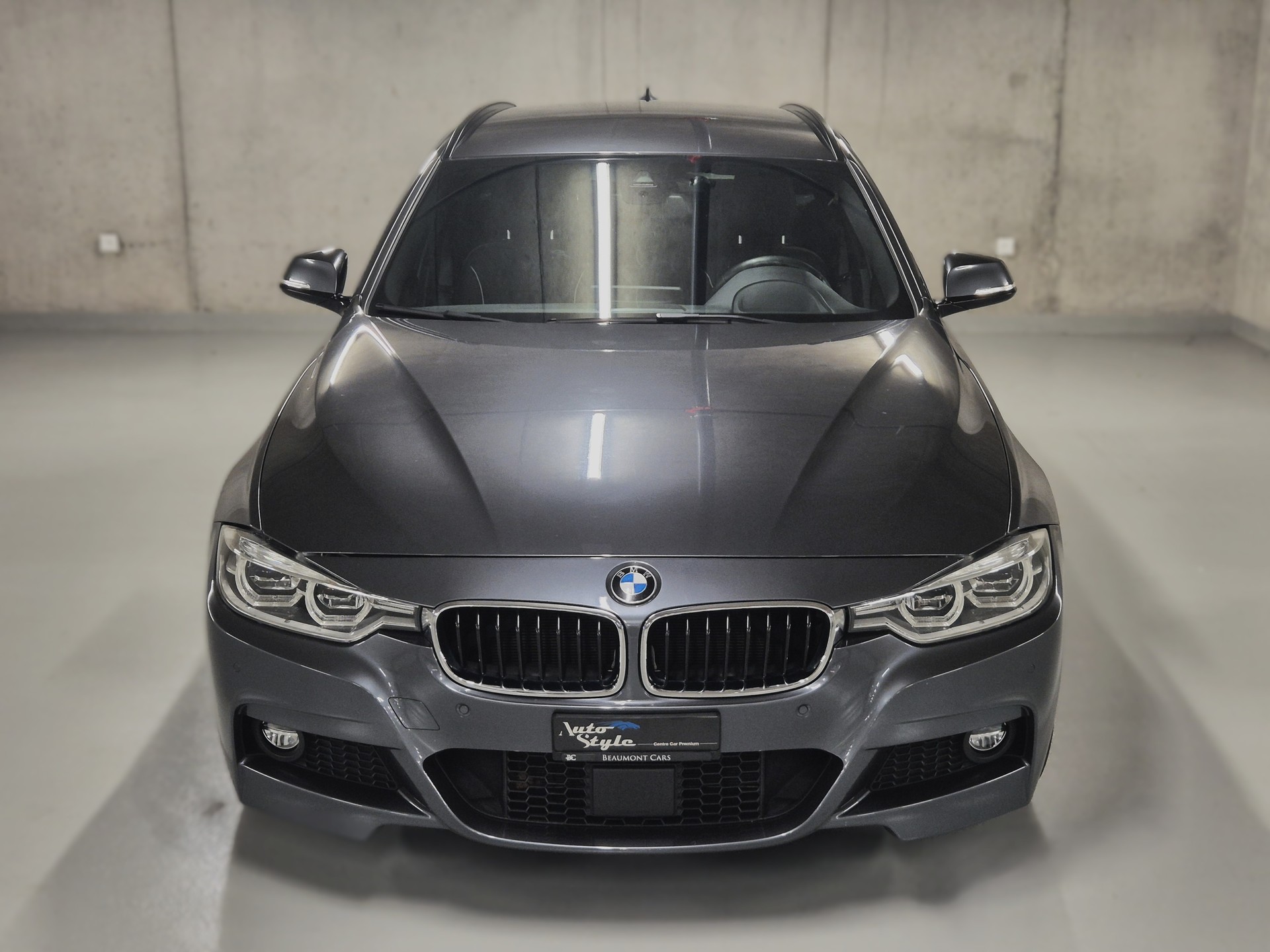 BMW 330i xDrive Touring M Sport Steptronic-showroom-element-1