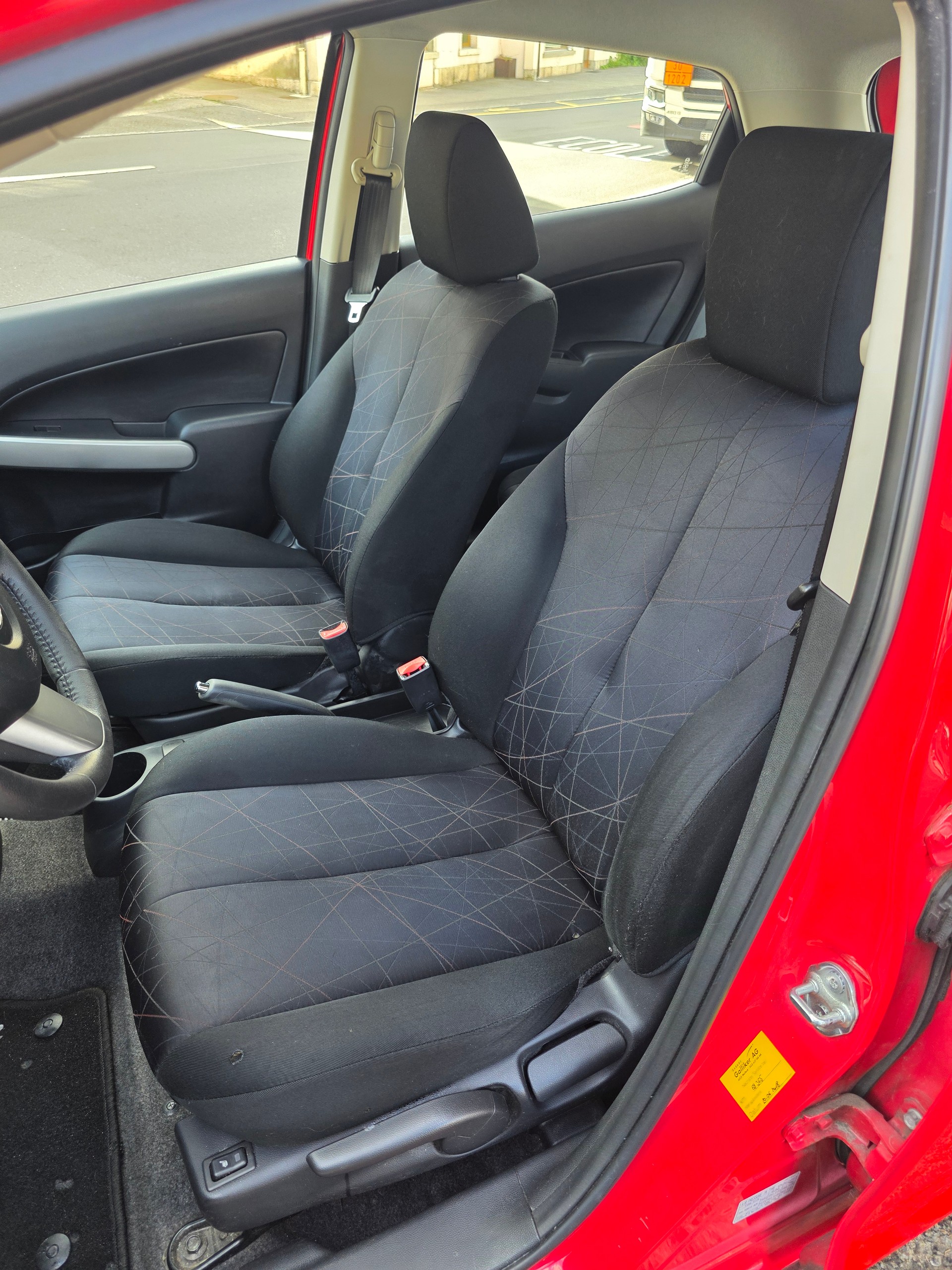 MAZDA 2 1.3i 16V Red-image-8