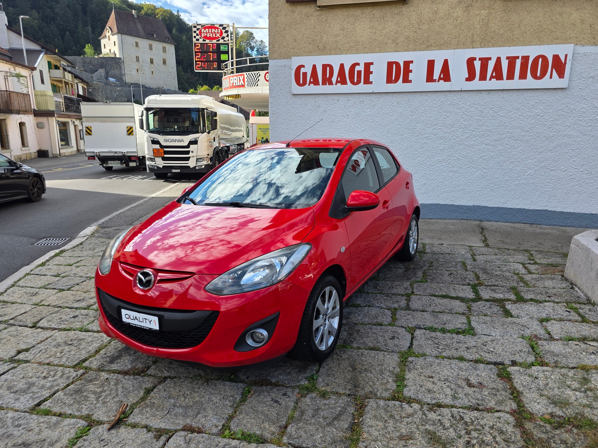 MAZDA 2 1.3i 16V Red-image-0