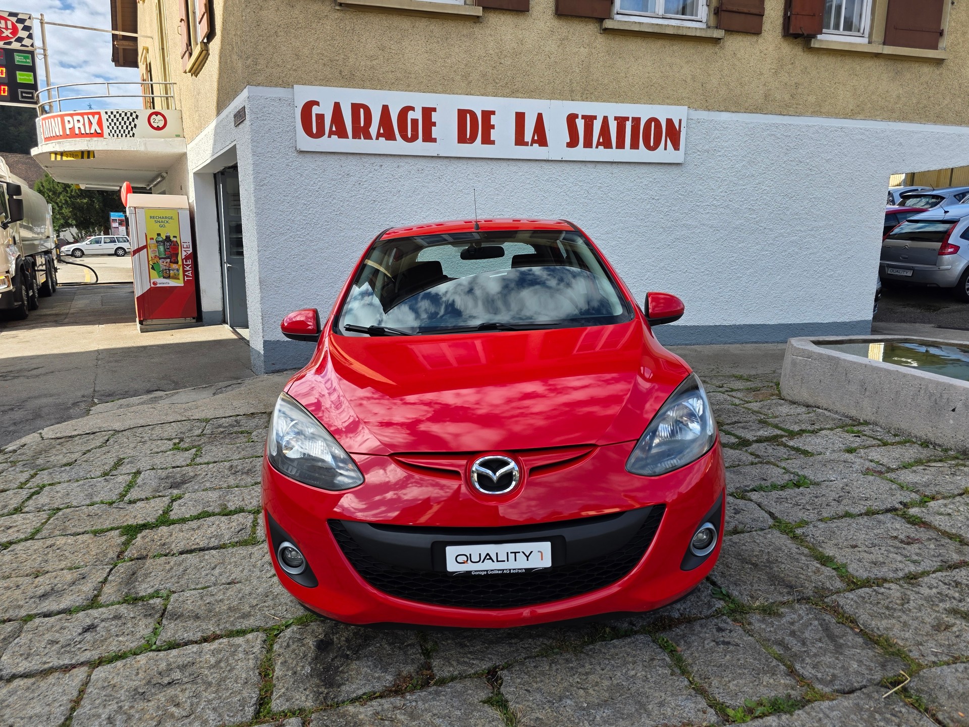 MAZDA 2 1.3i 16V Red-image-1