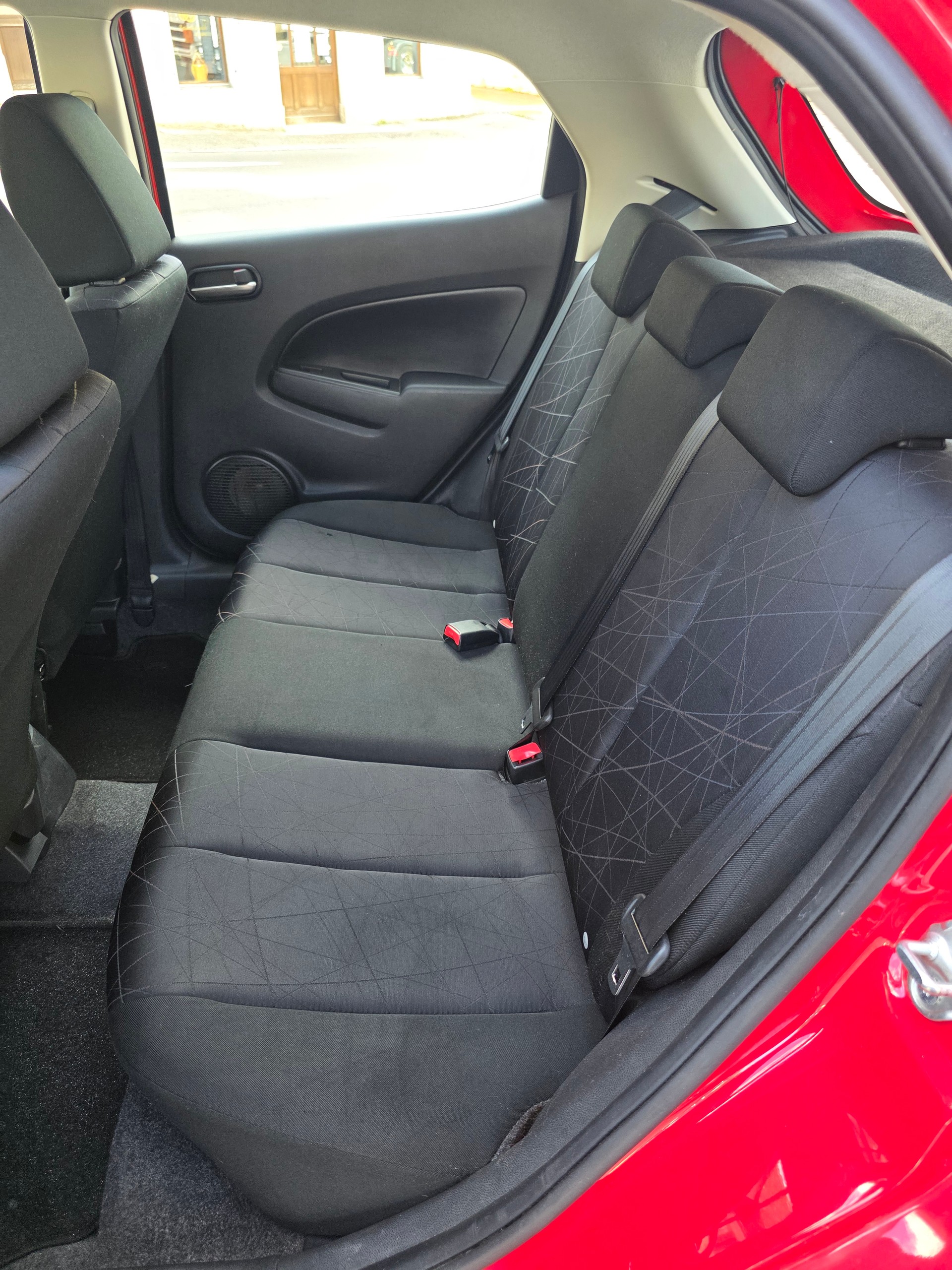 MAZDA 2 1.3i 16V Red-image-9