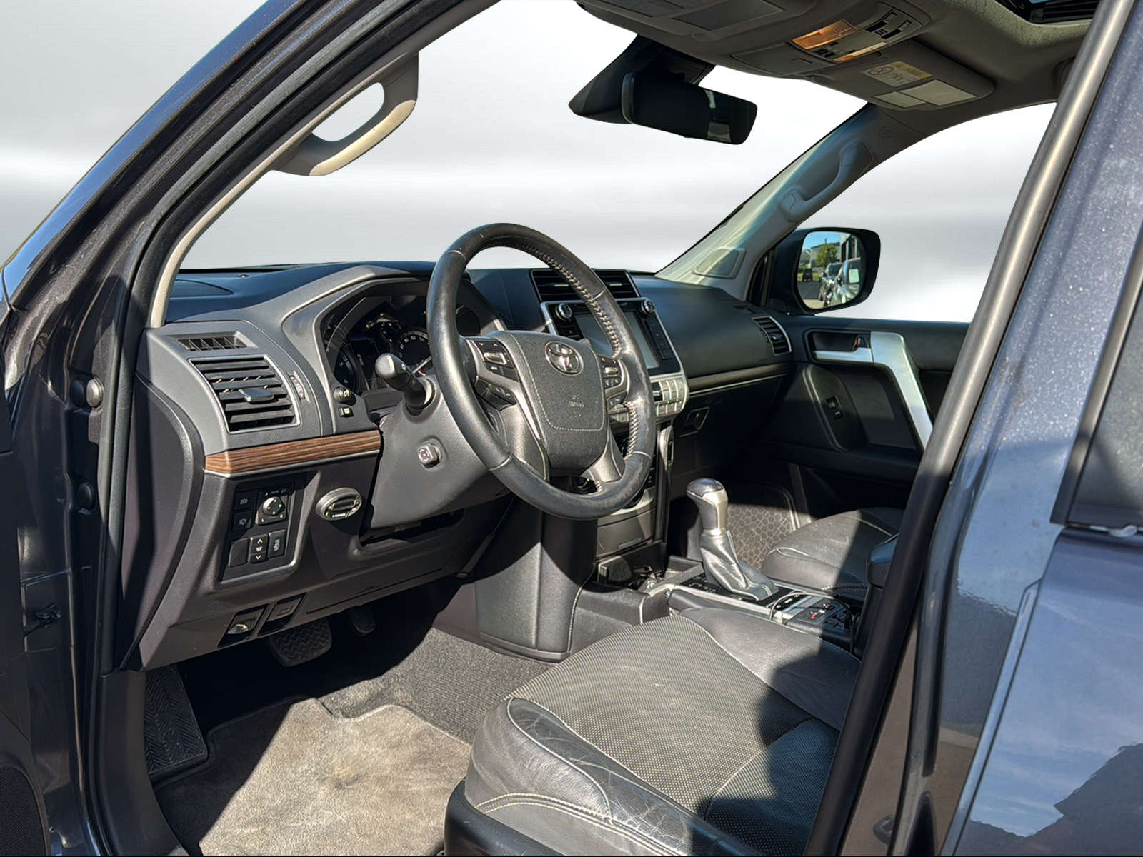 TOYOTA Land Cruiser 2.8TD Style Automatic-image-6