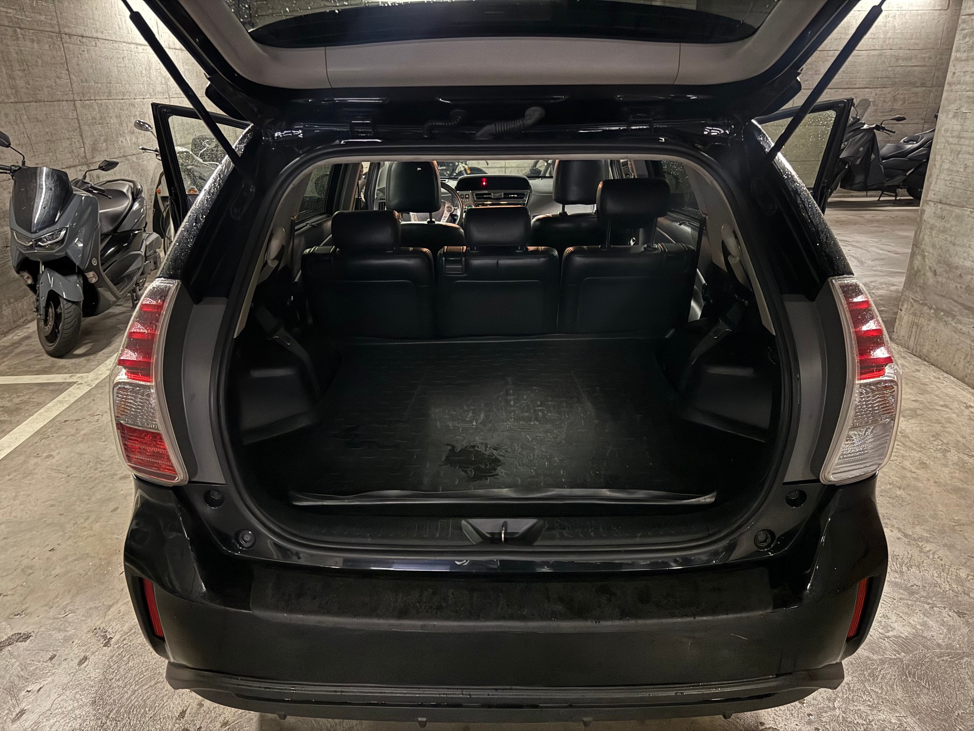 TOYOTA 1.8 VVTi HSD Premium-image-4