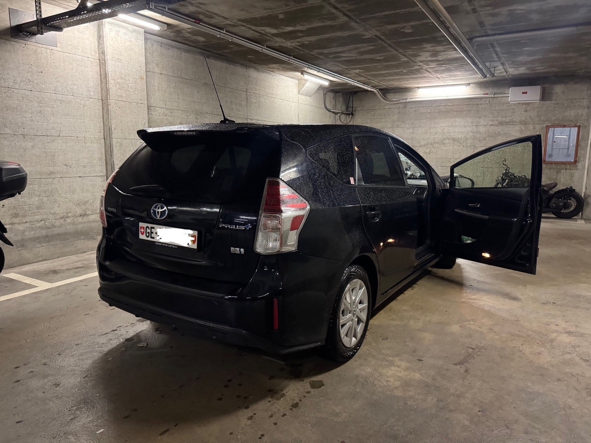 TOYOTA 1.8 VVTi HSD Premium-image-3