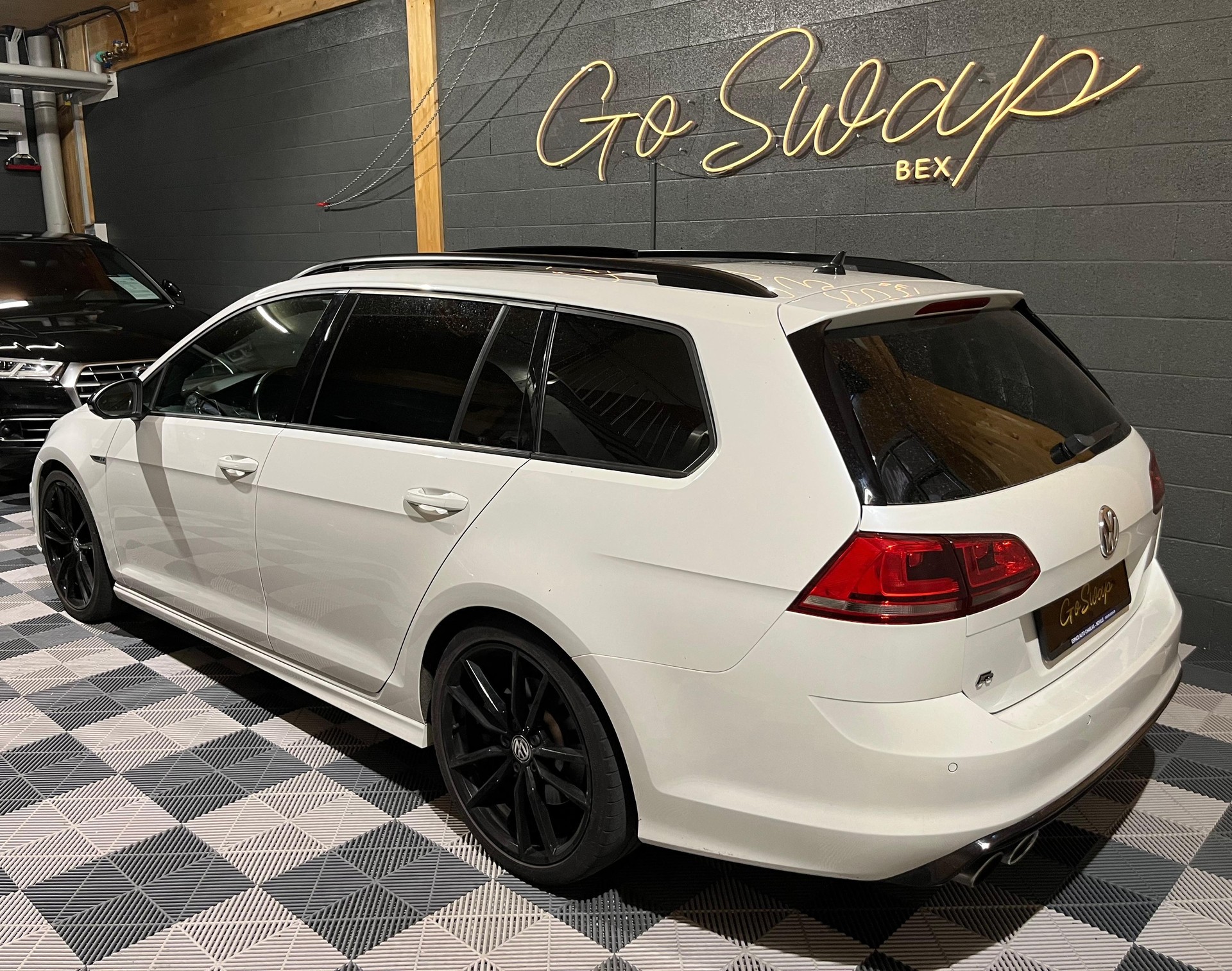 VW Golf Variant 2.0 TSI R 4 Motion DSG-image-7