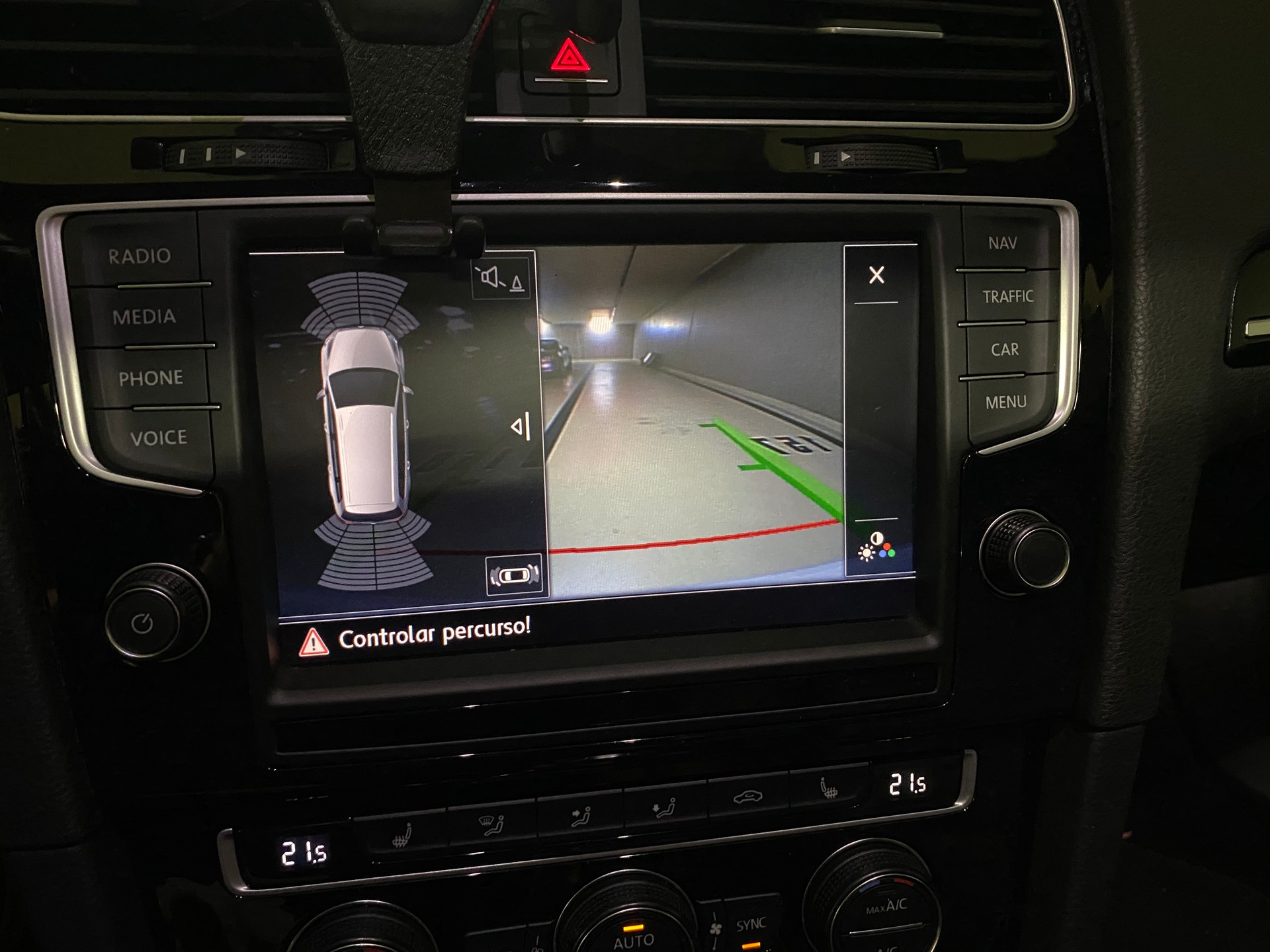 VW Golf Variant 2.0 TSI R 4 Motion DSG-image-16