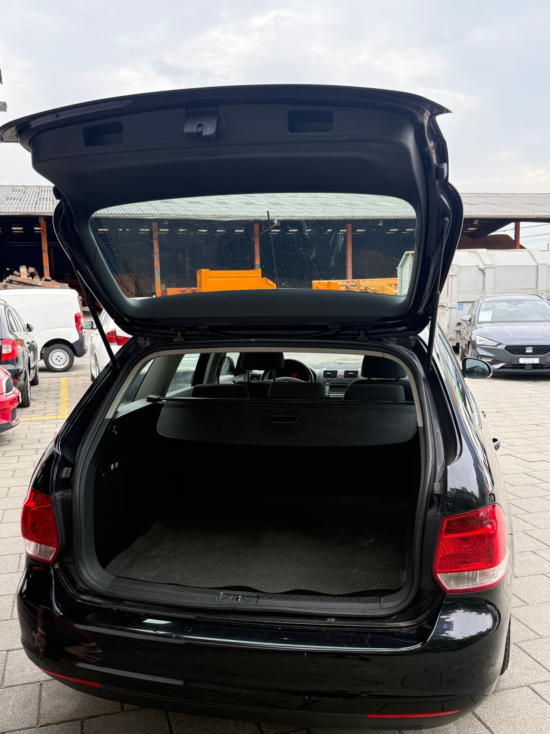 VW Golf Variant 1.9 TDI Trendline 4Motion-image-6