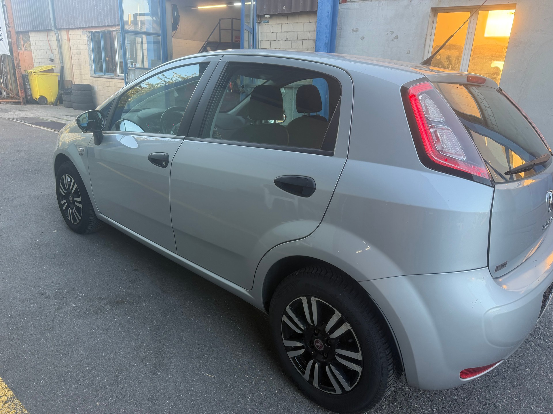 FIAT Punto 1.4 Lounge-image-8