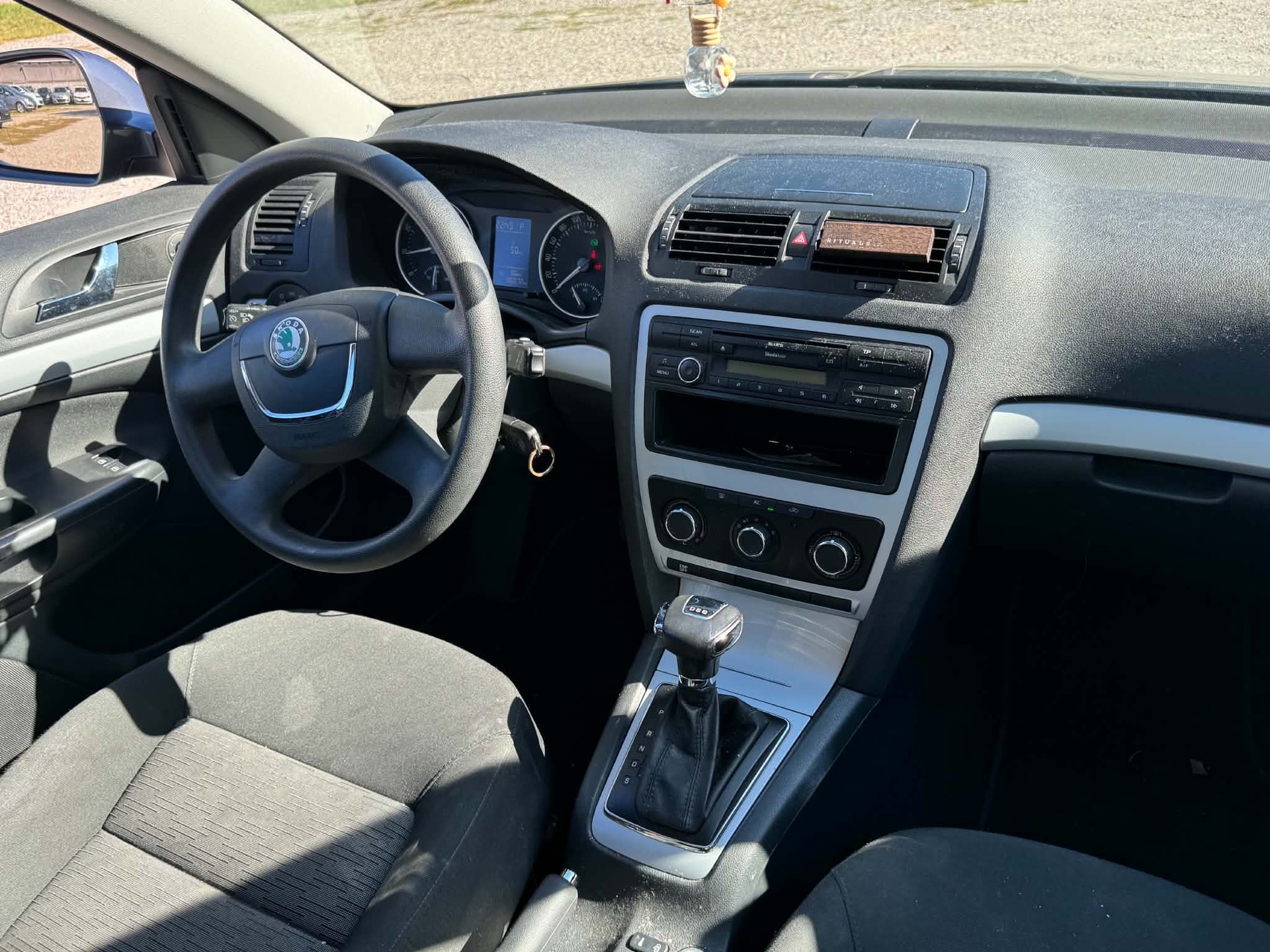 SKODA Octavia Combi 1.8 TSI Laurin & Klement DSG-image-2