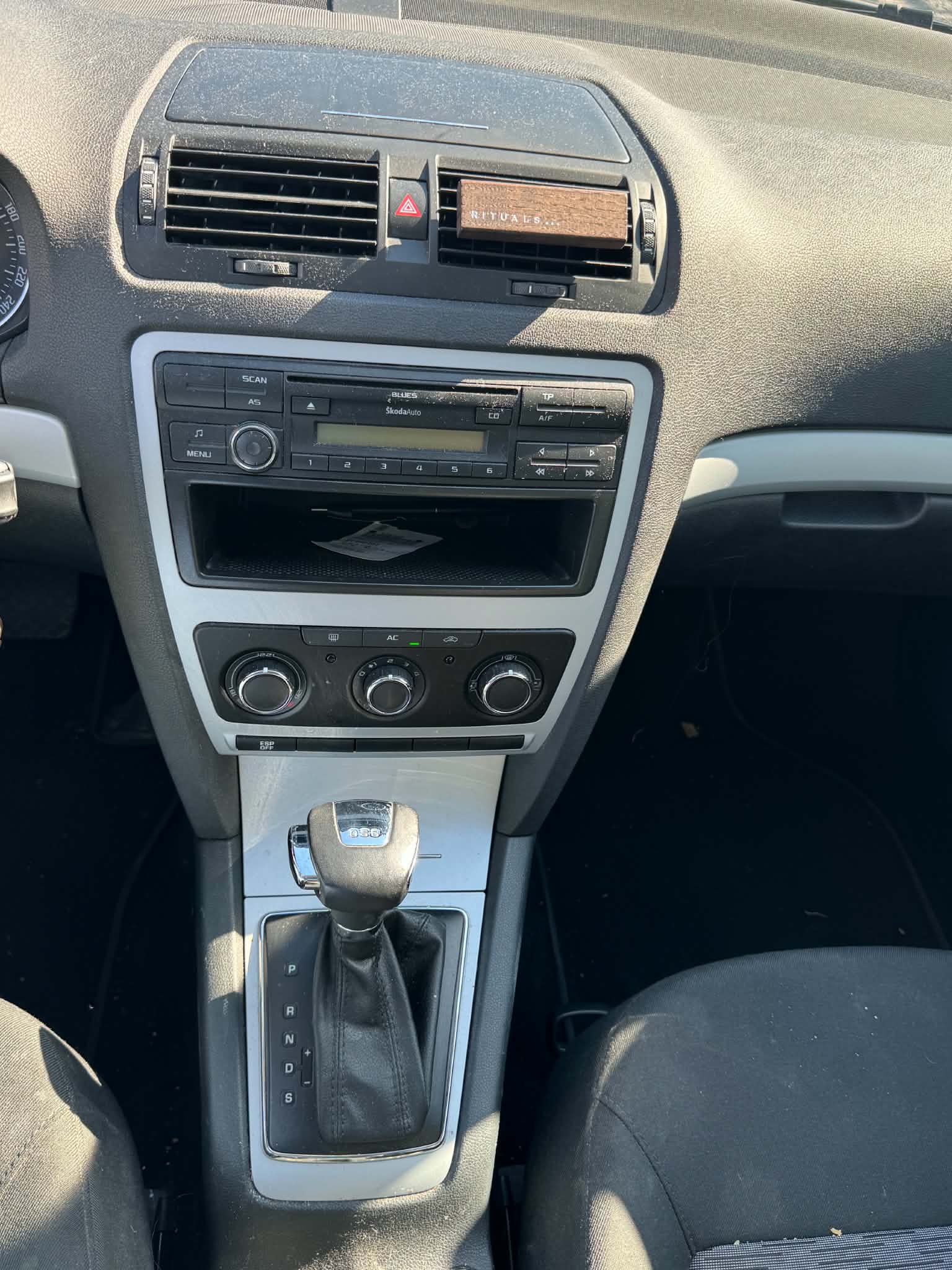 SKODA Octavia Combi 1.8 TSI Laurin & Klement DSG-image-4