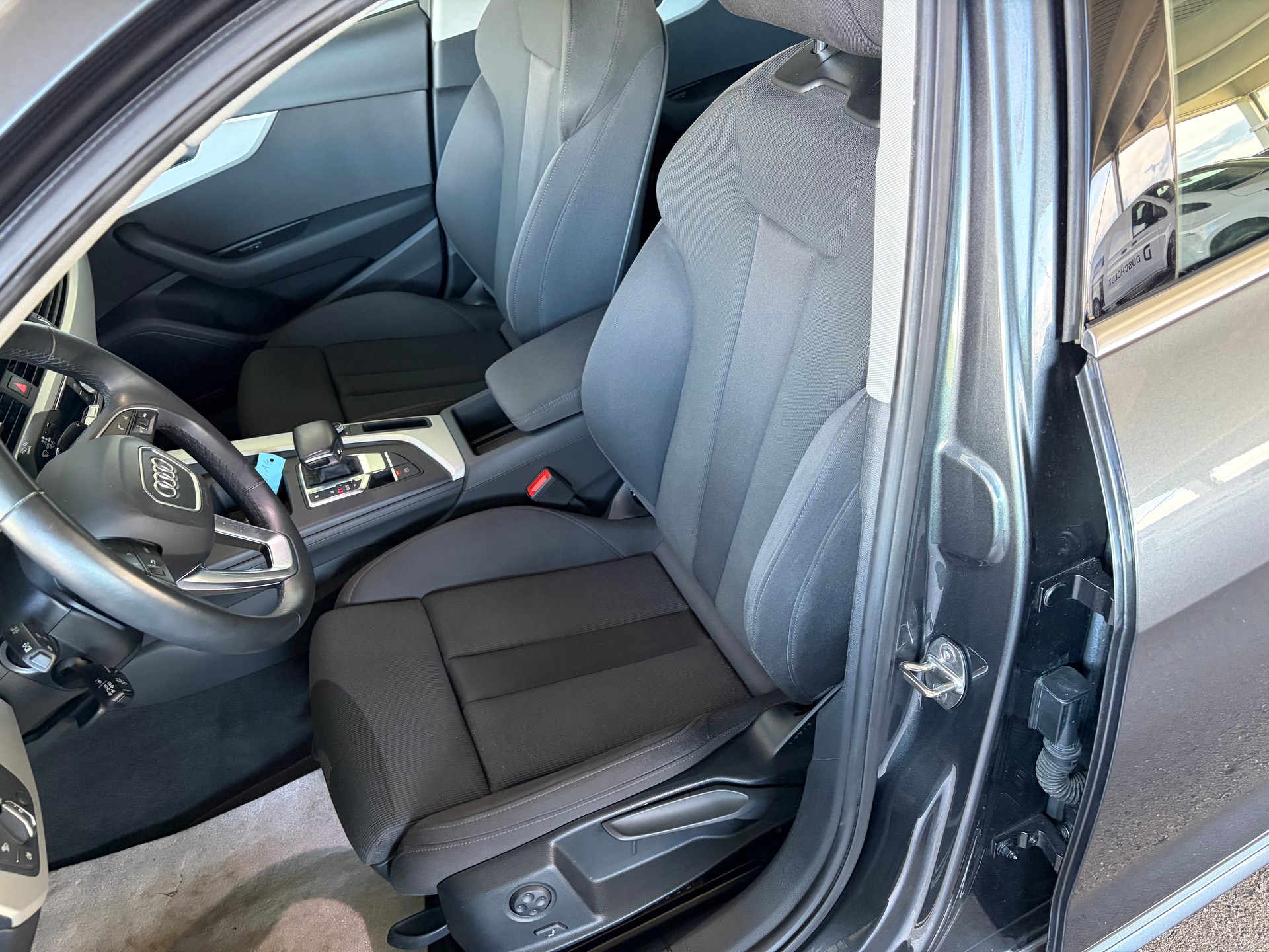 AUDI A4 Limousine 40 TFSI S line S-tronic-image-5
