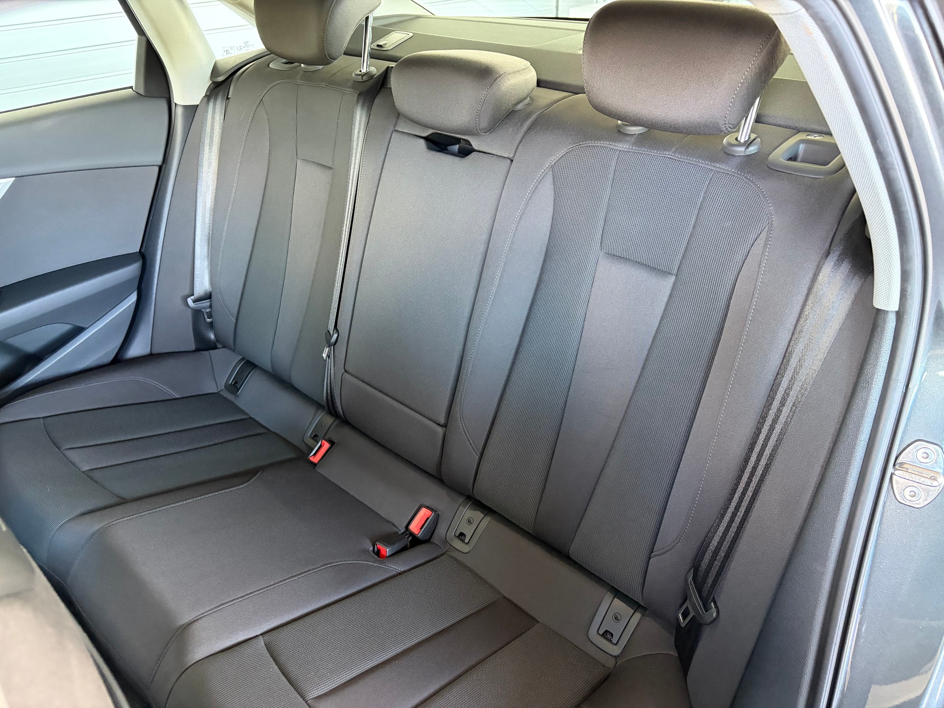 AUDI A4 Limousine 40 TFSI S line S-tronic-image-7