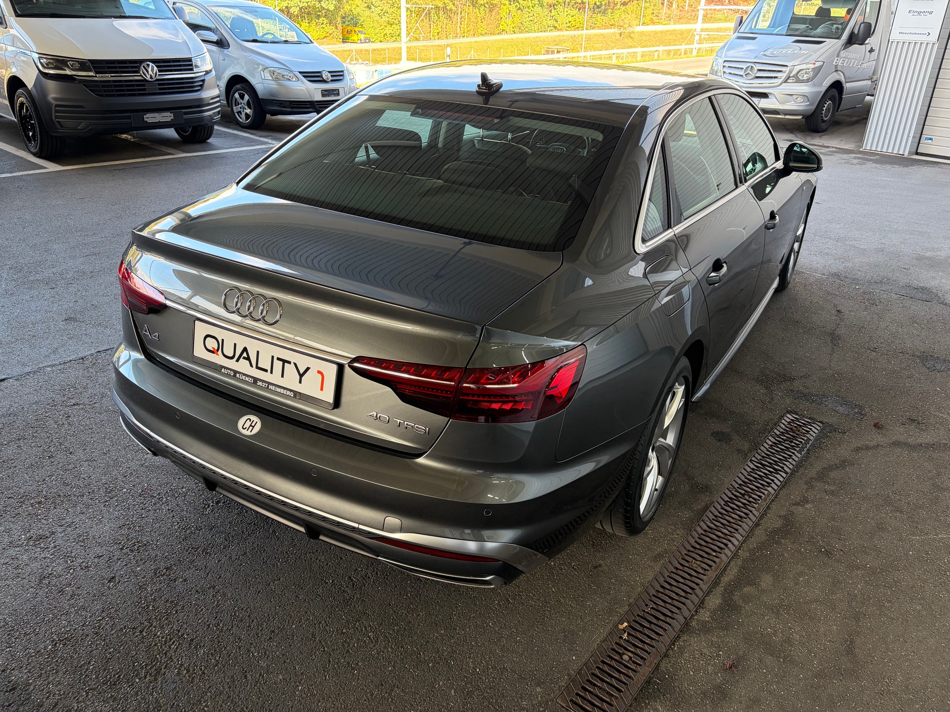 AUDI A4 Limousine 40 TFSI S line S-tronic-image-2