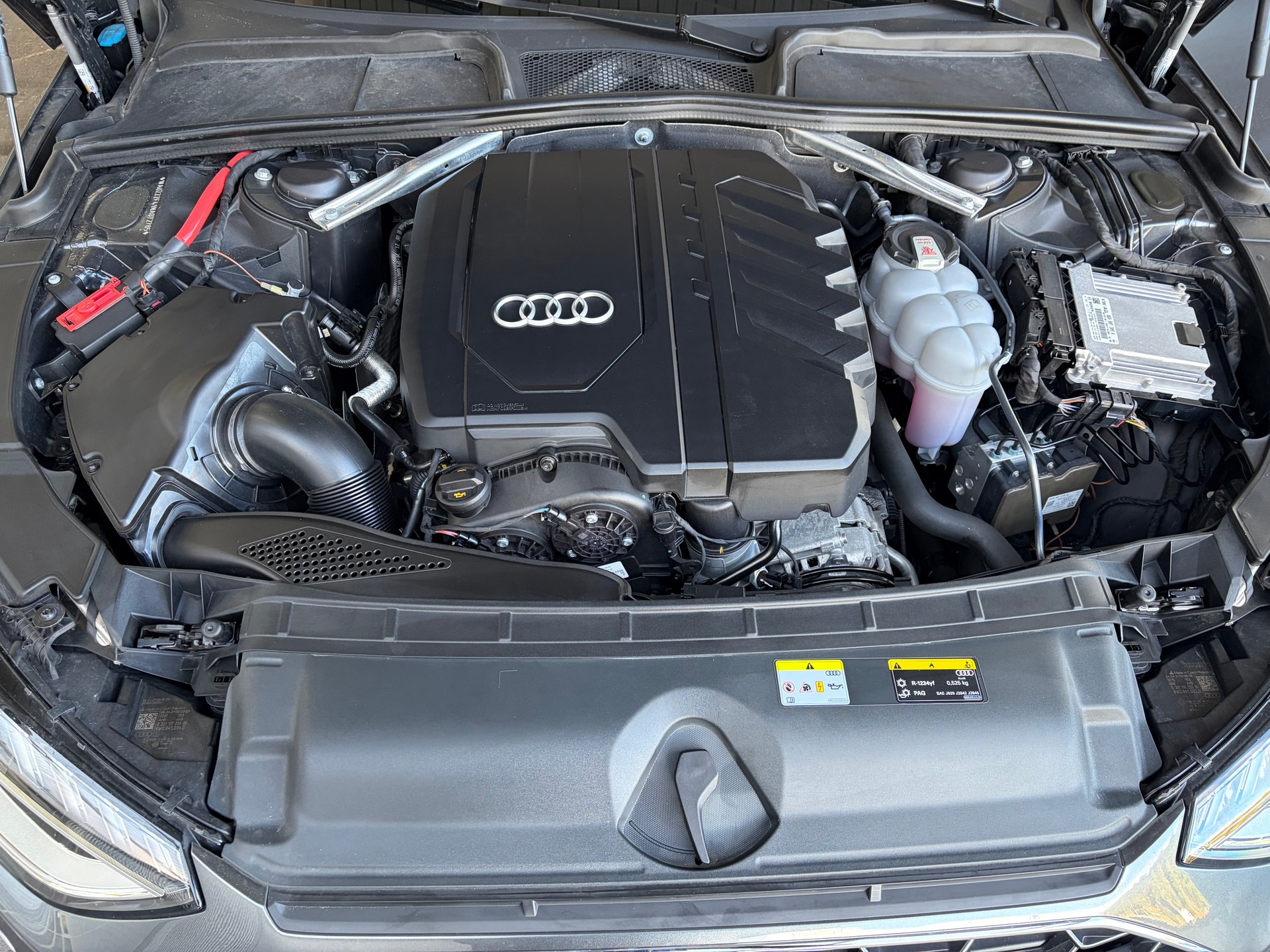 AUDI A4 Limousine 40 TFSI S line S-tronic-image-10