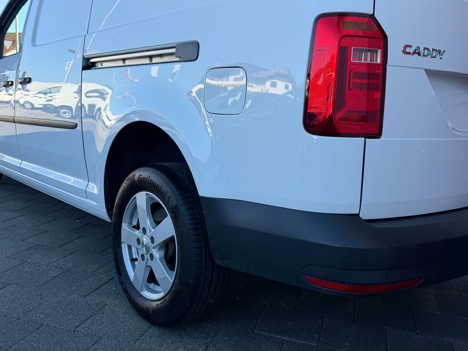 VW Caddy Maxi 2.0TDI BlueMotion Technology-image-13