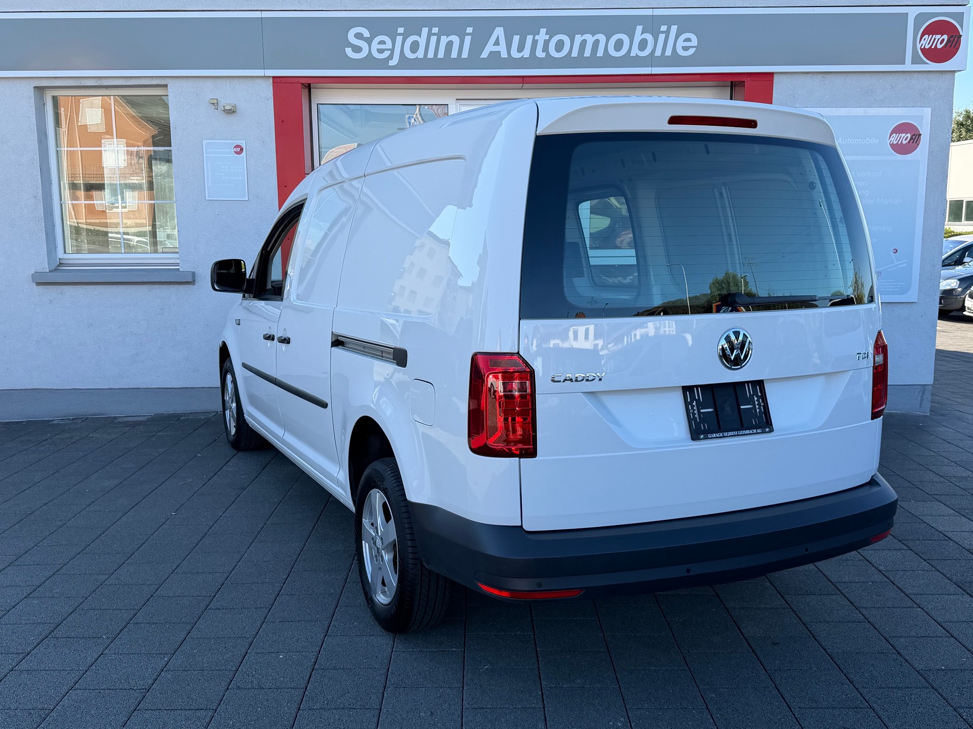 VW Caddy Maxi 2.0TDI BlueMotion Technology-image-4