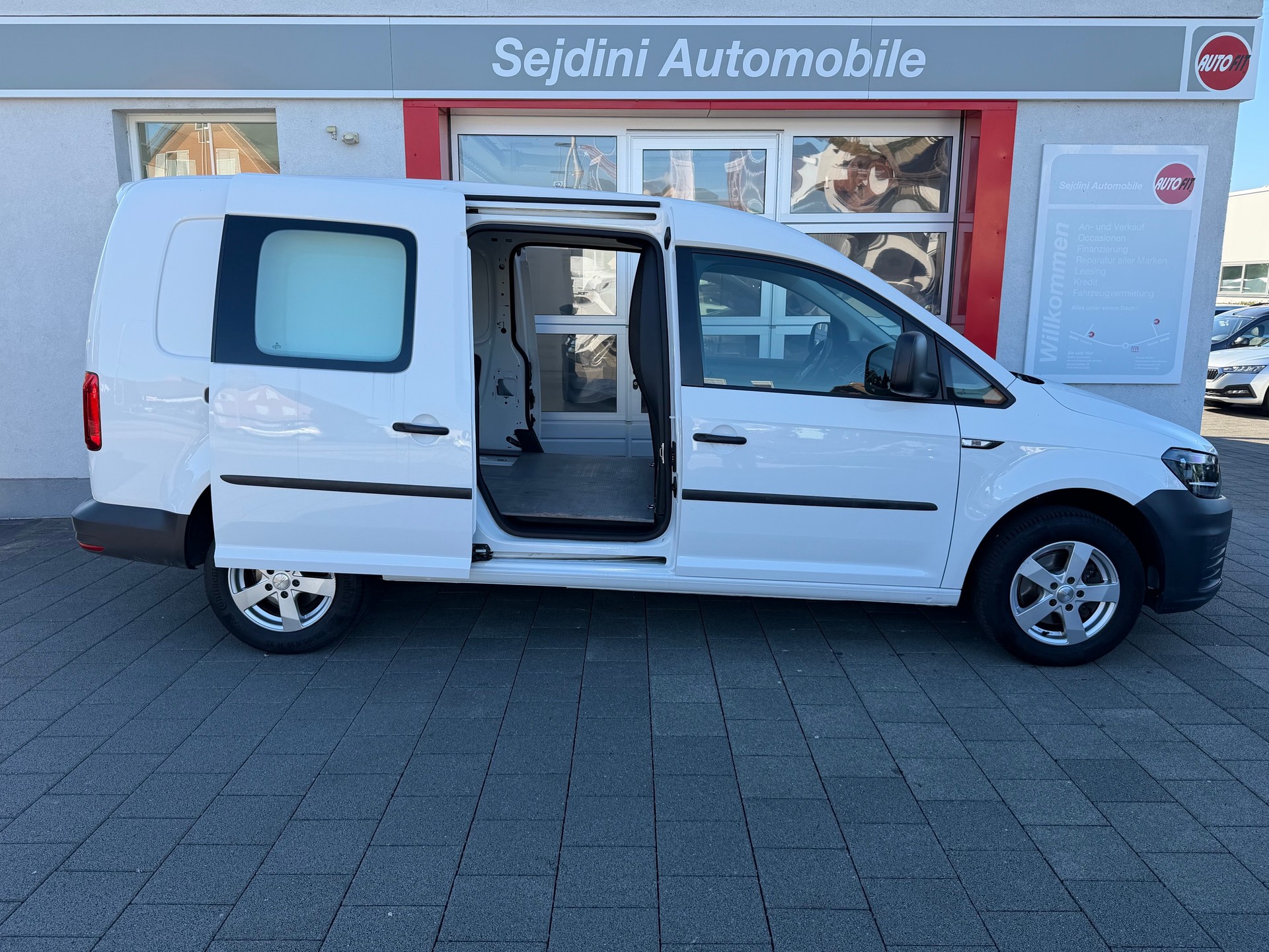 VW Caddy Maxi 2.0TDI BlueMotion Technology-image-5