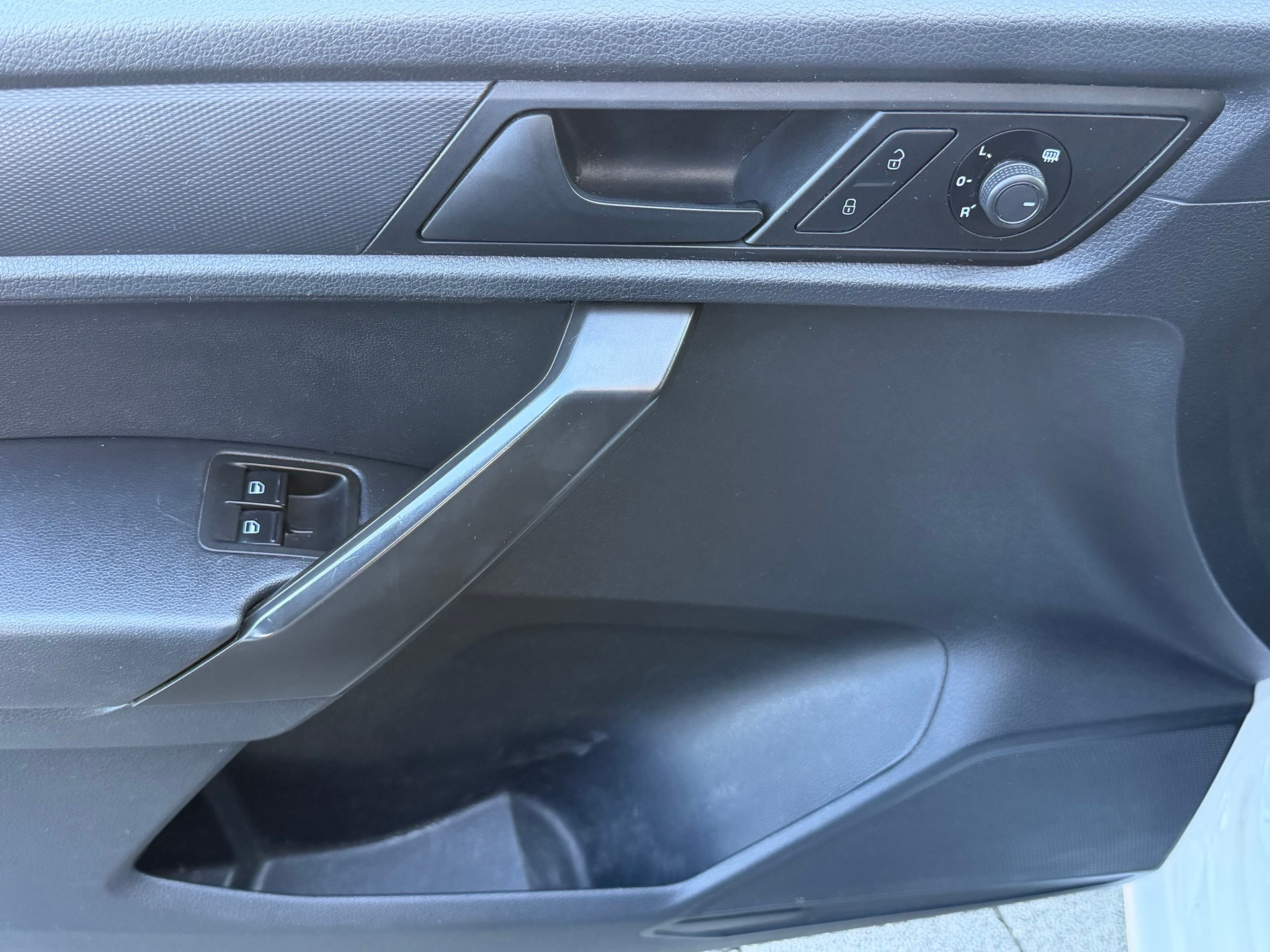 VW Caddy Maxi 2.0TDI BlueMotion Technology-image-12