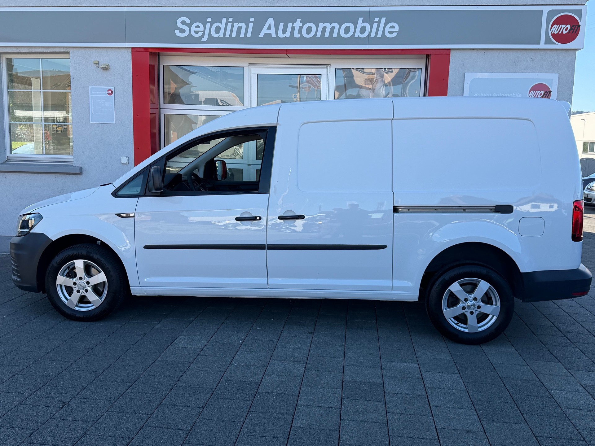 VW Caddy Maxi 2.0TDI BlueMotion Technology-image-8
