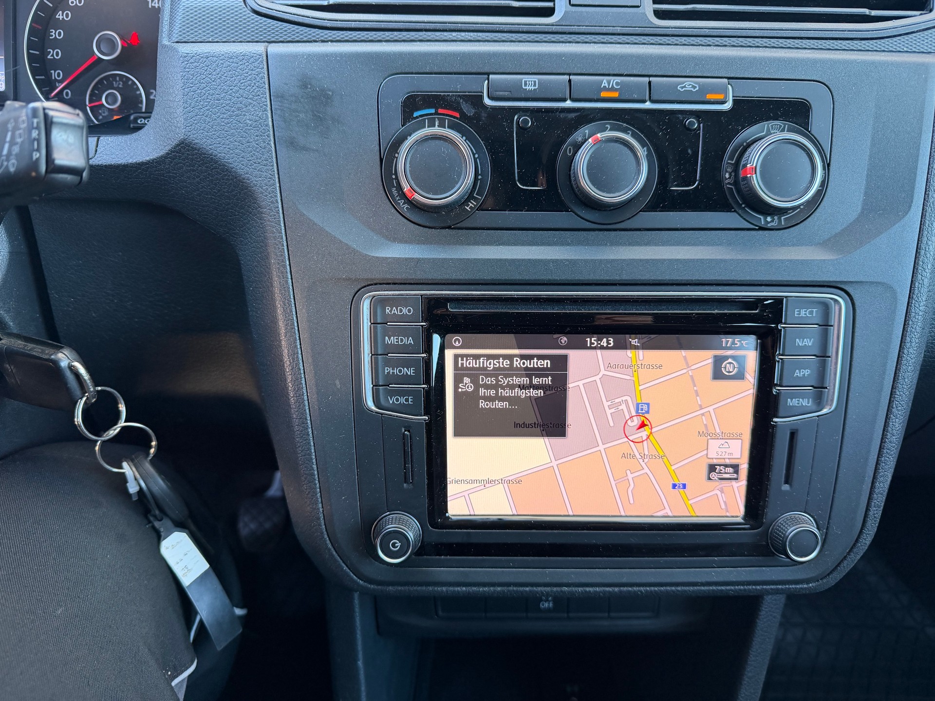 VW Caddy Maxi 2.0TDI BlueMotion Technology-image-11