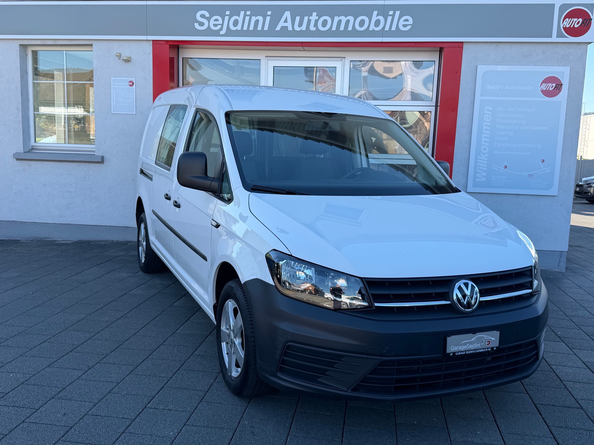 VW Caddy Maxi 2.0TDI BlueMotion Technology-image-0