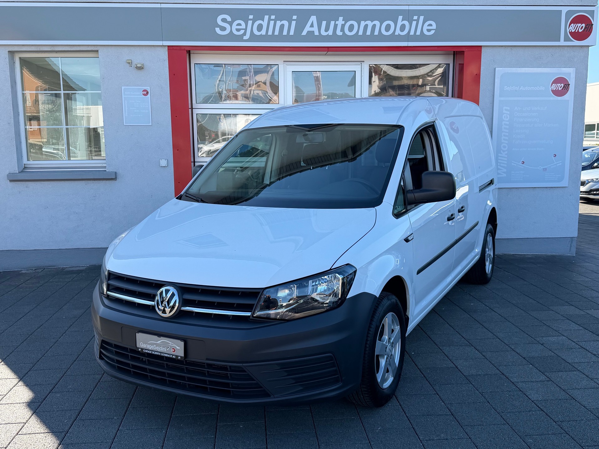 VW Caddy Maxi 2.0TDI BlueMotion Technology-image-1