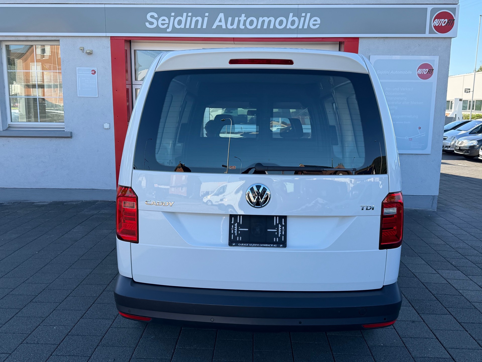 VW Caddy Maxi 2.0TDI BlueMotion Technology-image-3