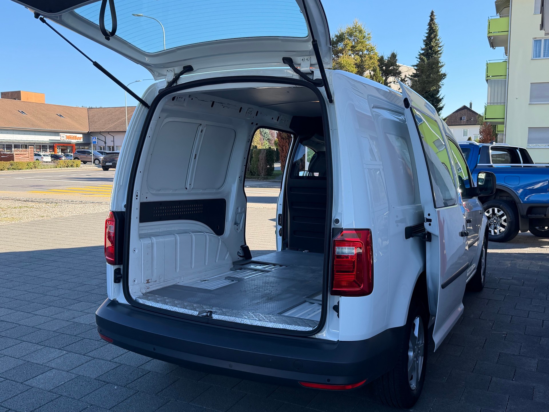 VW Caddy Maxi 2.0TDI BlueMotion Technology-image-6
