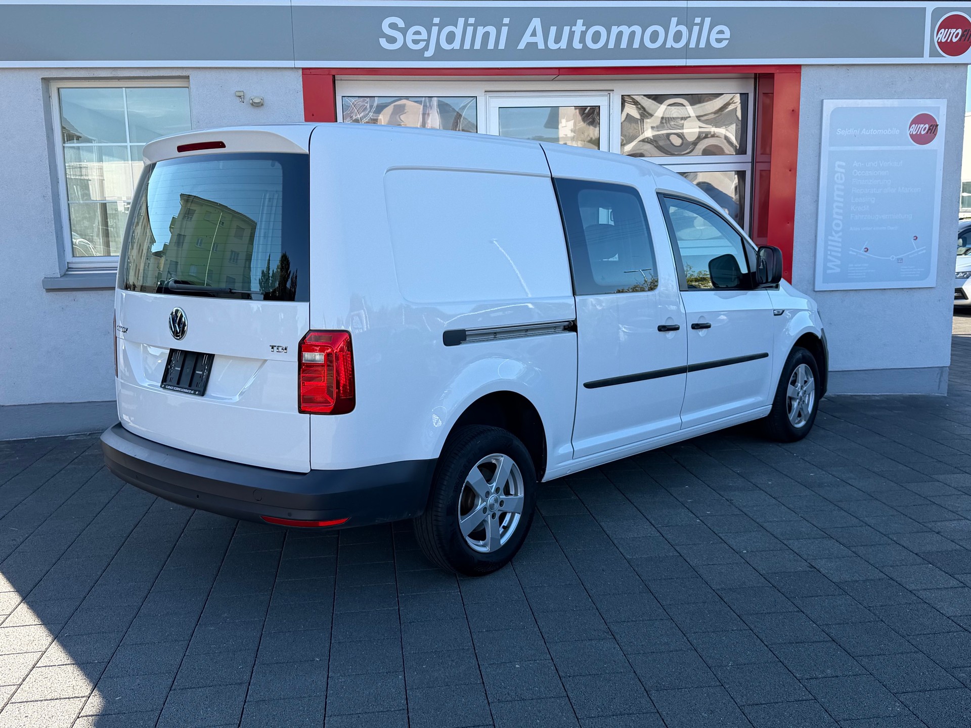 VW Caddy Maxi 2.0TDI BlueMotion Technology-image-2