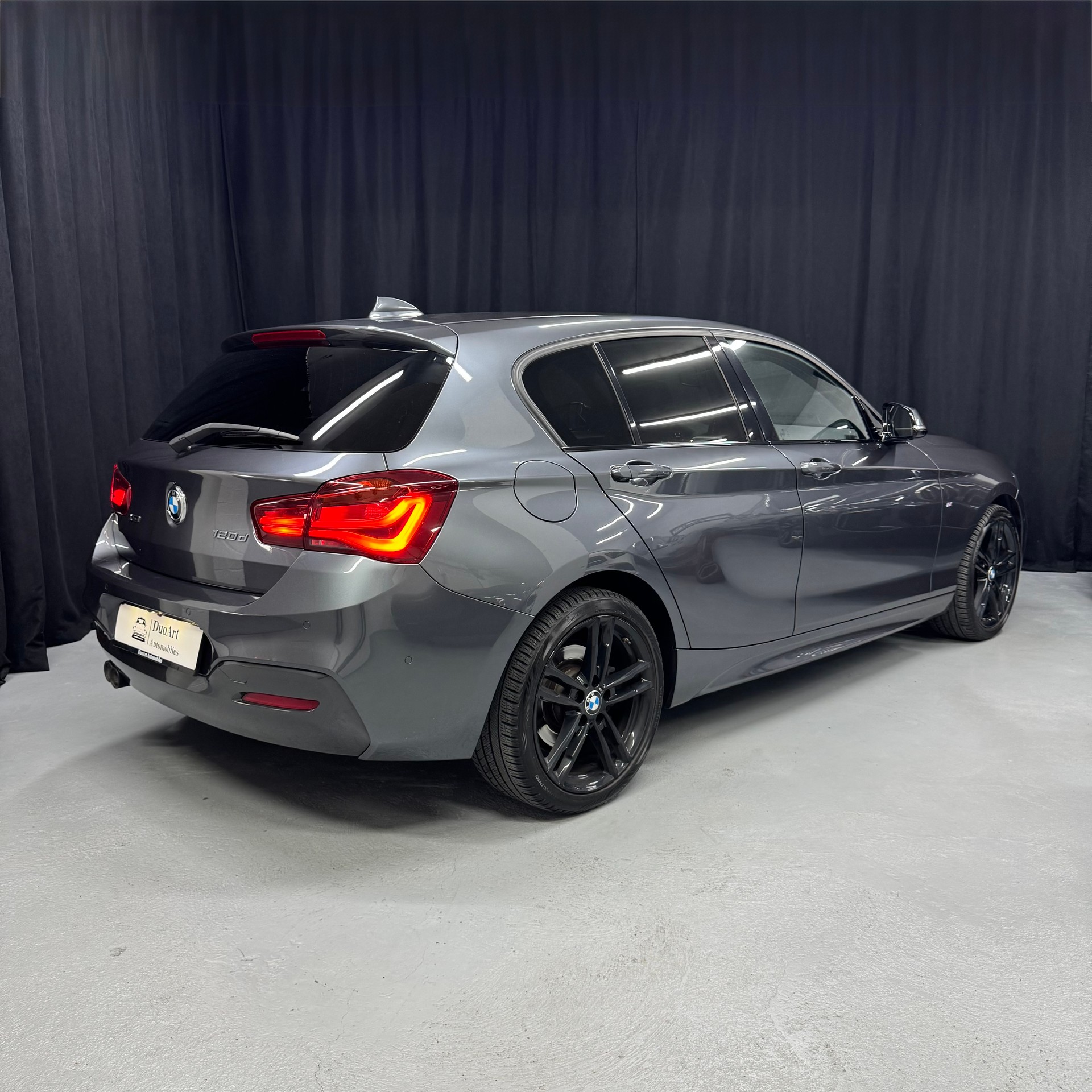 BMW 120d xDrive Edition M Sport Steptronic-image-6