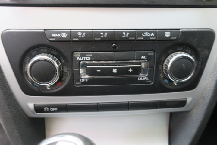 SKODA Octavia Combi 1.8 TSI Arosa 4x4-image-12