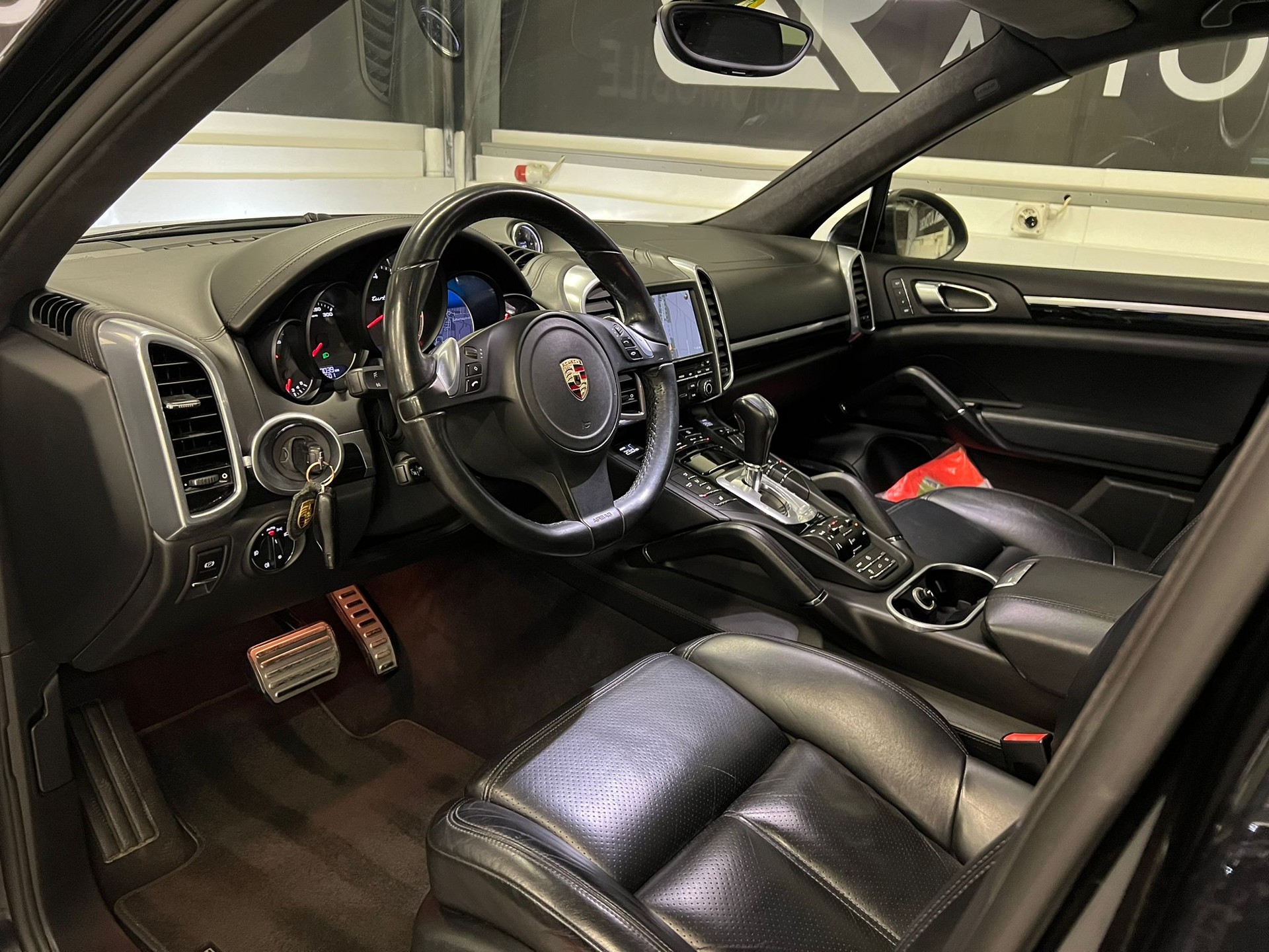 PORSCHE Cayenne Turbo-image-11