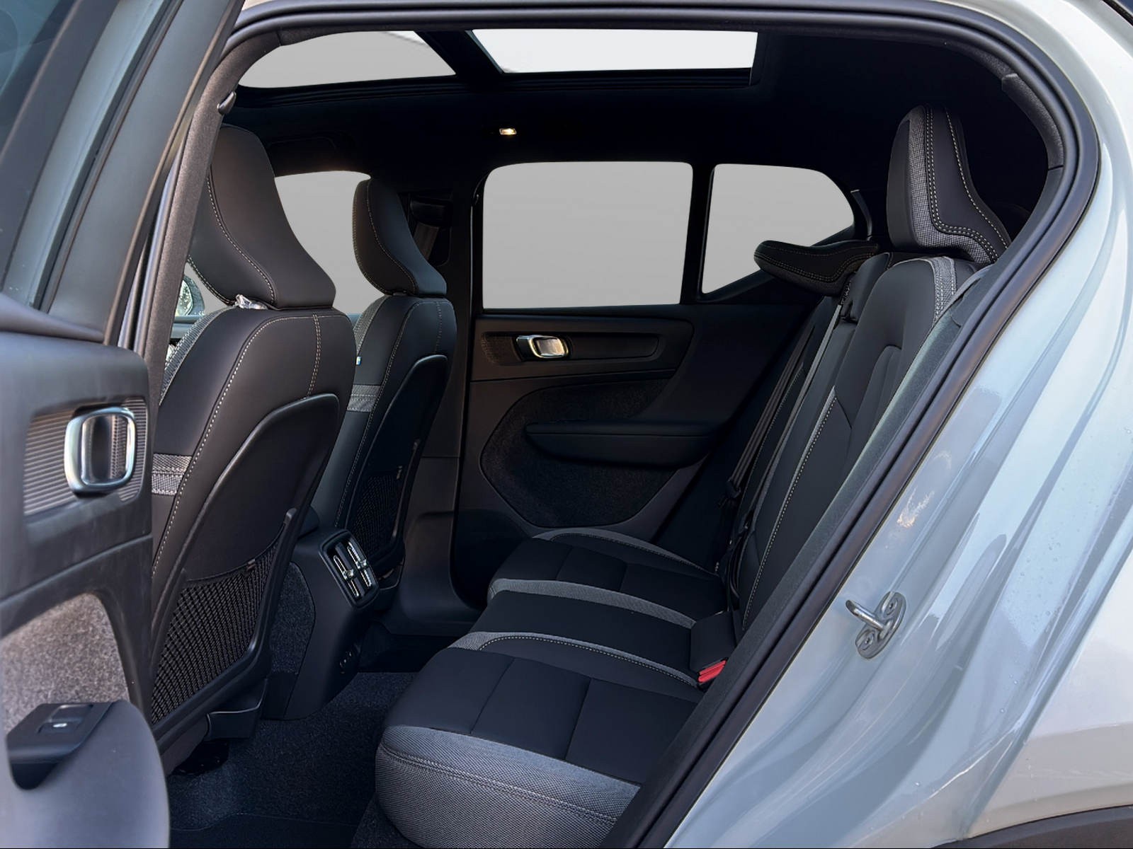 VOLVO EX40 82kWh Twin Motor Performance AWD Ultra-image-10