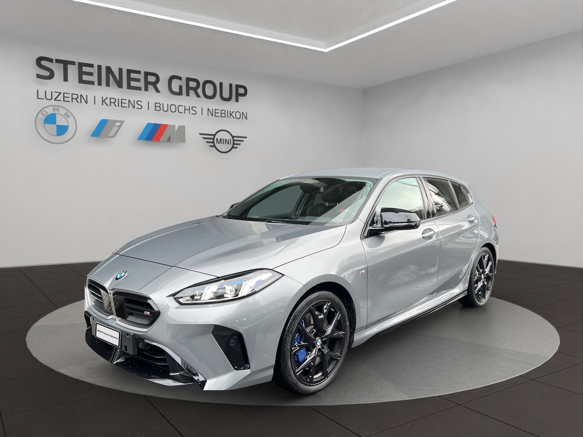 BMW M135i xDrive Steptronic-image-0