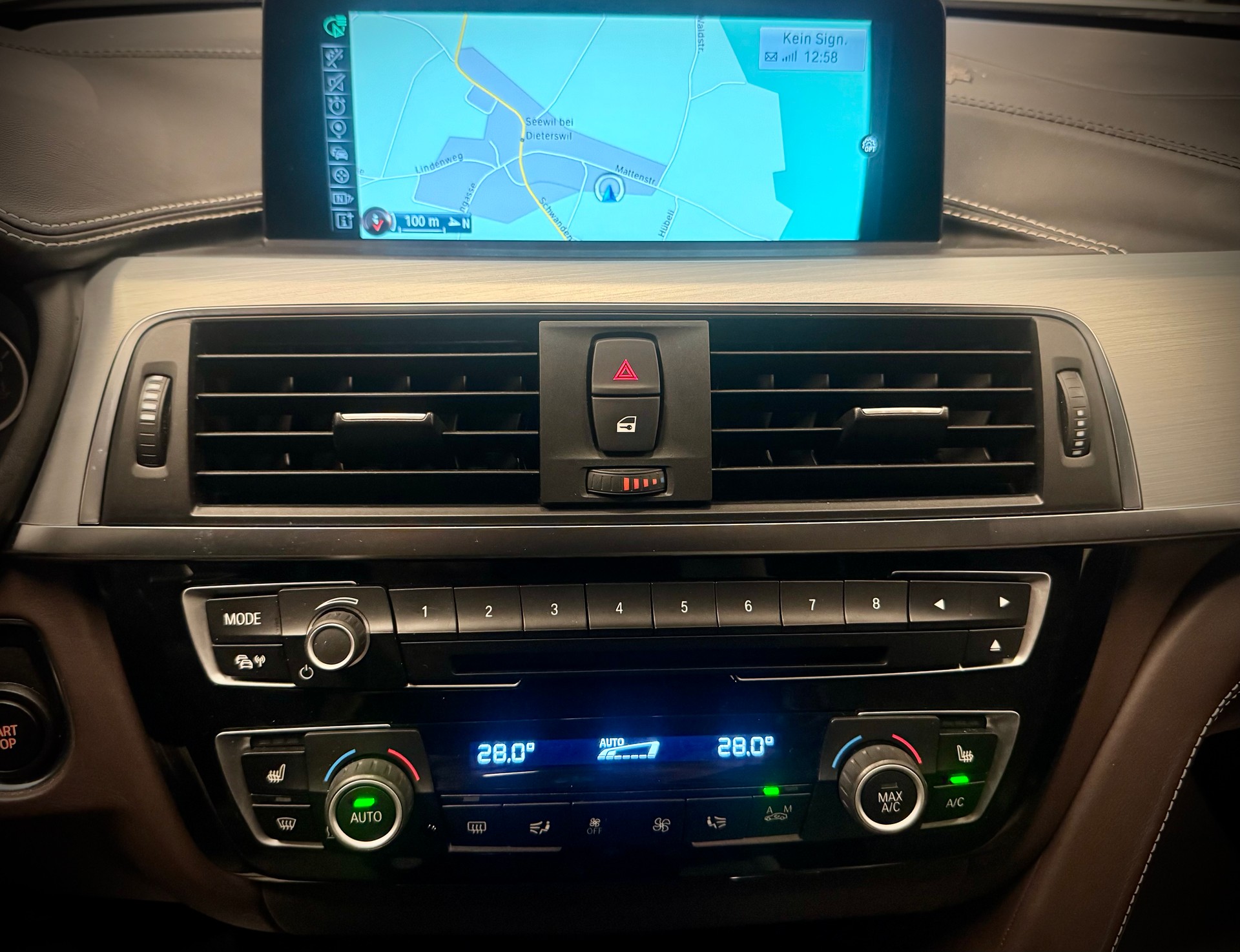 BMW 330e iPerformance Luxury Line Steptronic-image-22