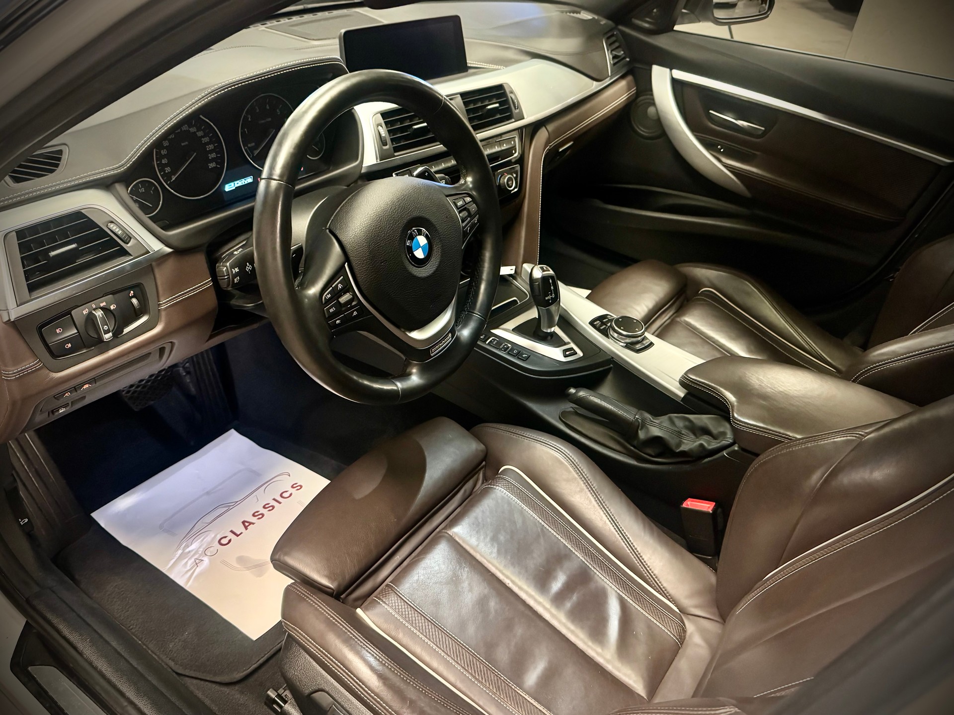 BMW 330e iPerformance Luxury Line Steptronic-image-16