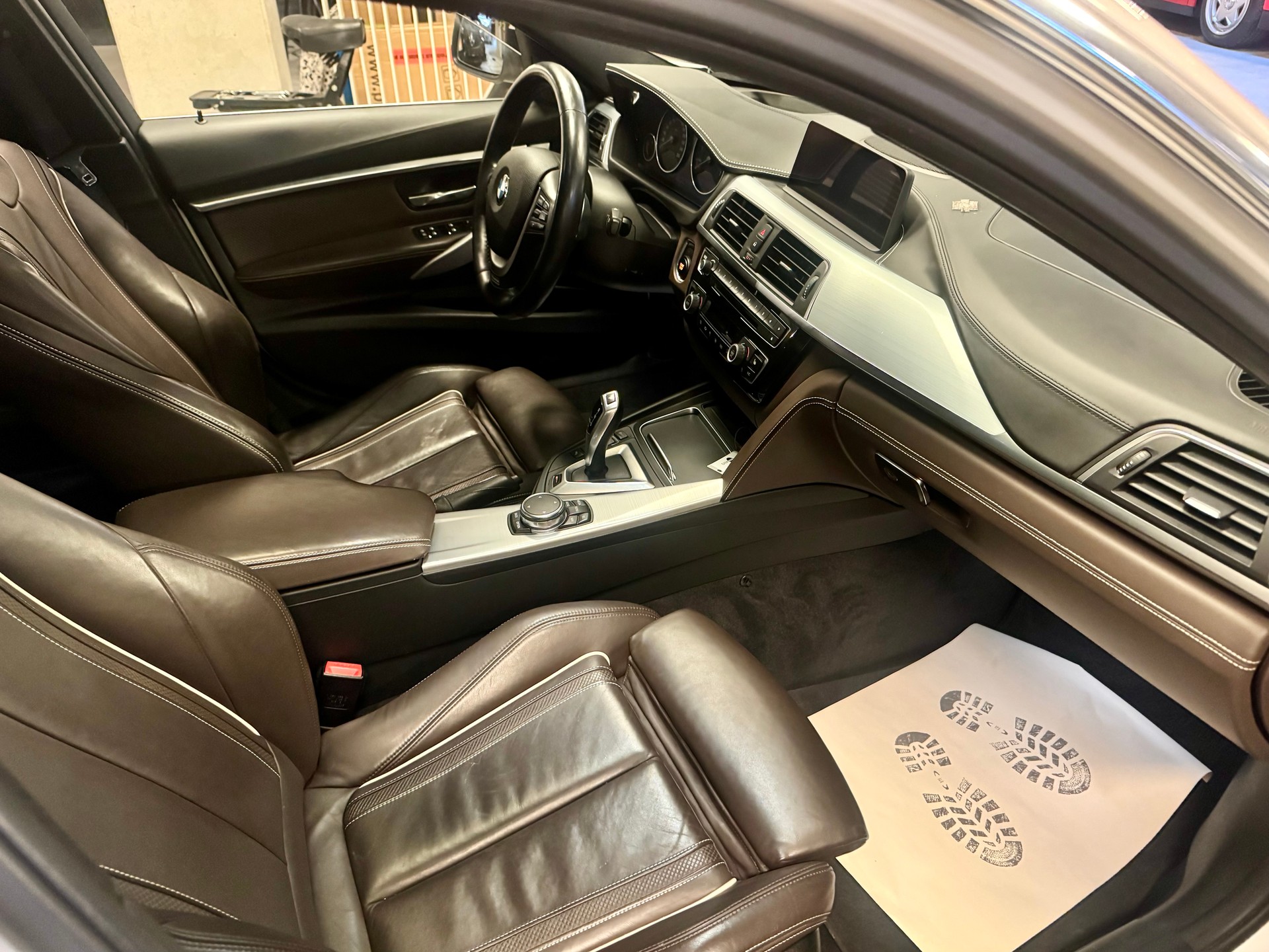 BMW 330e iPerformance Luxury Line Steptronic-image-17