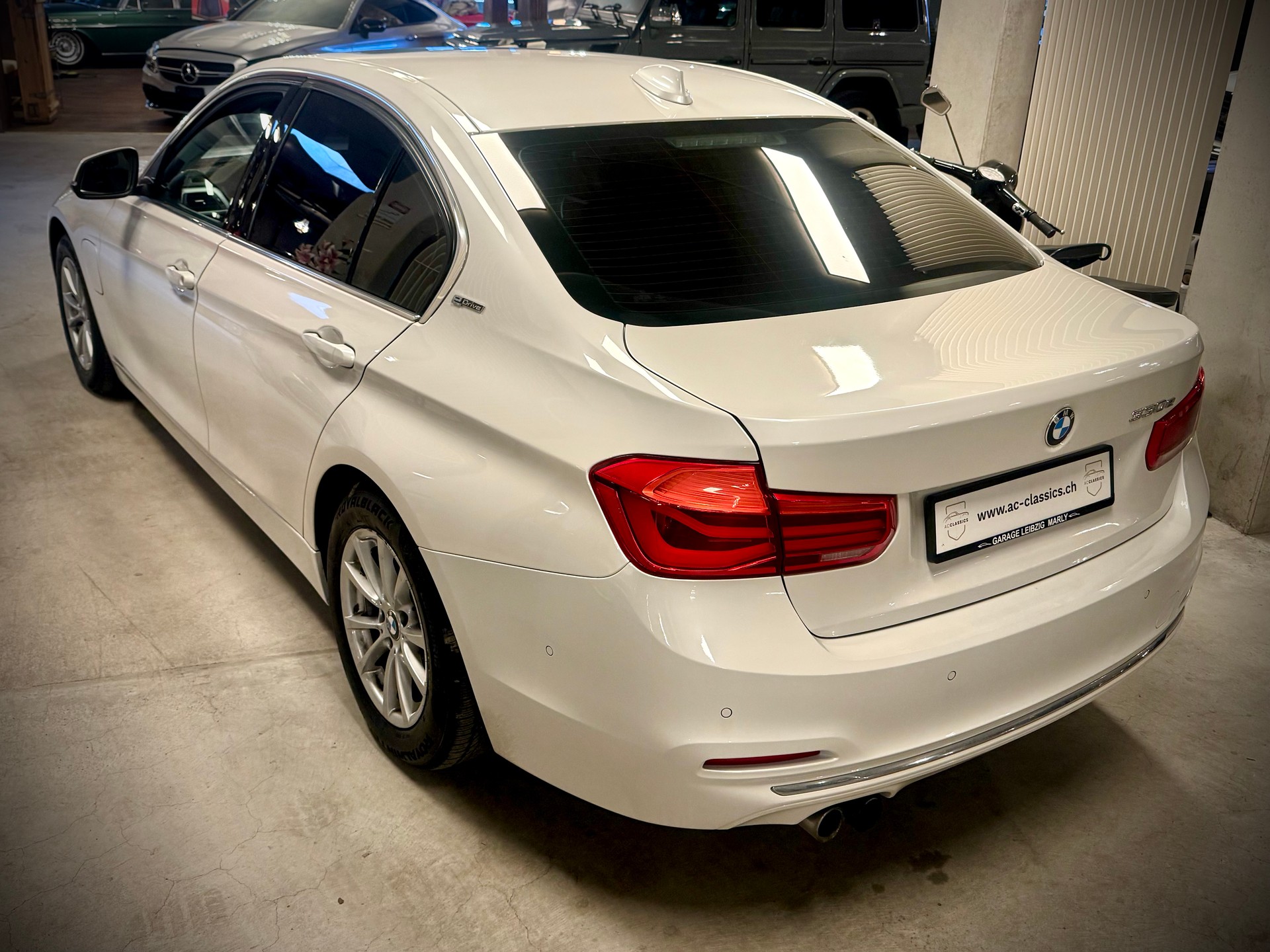 BMW 330e iPerformance Luxury Line Steptronic-image-12