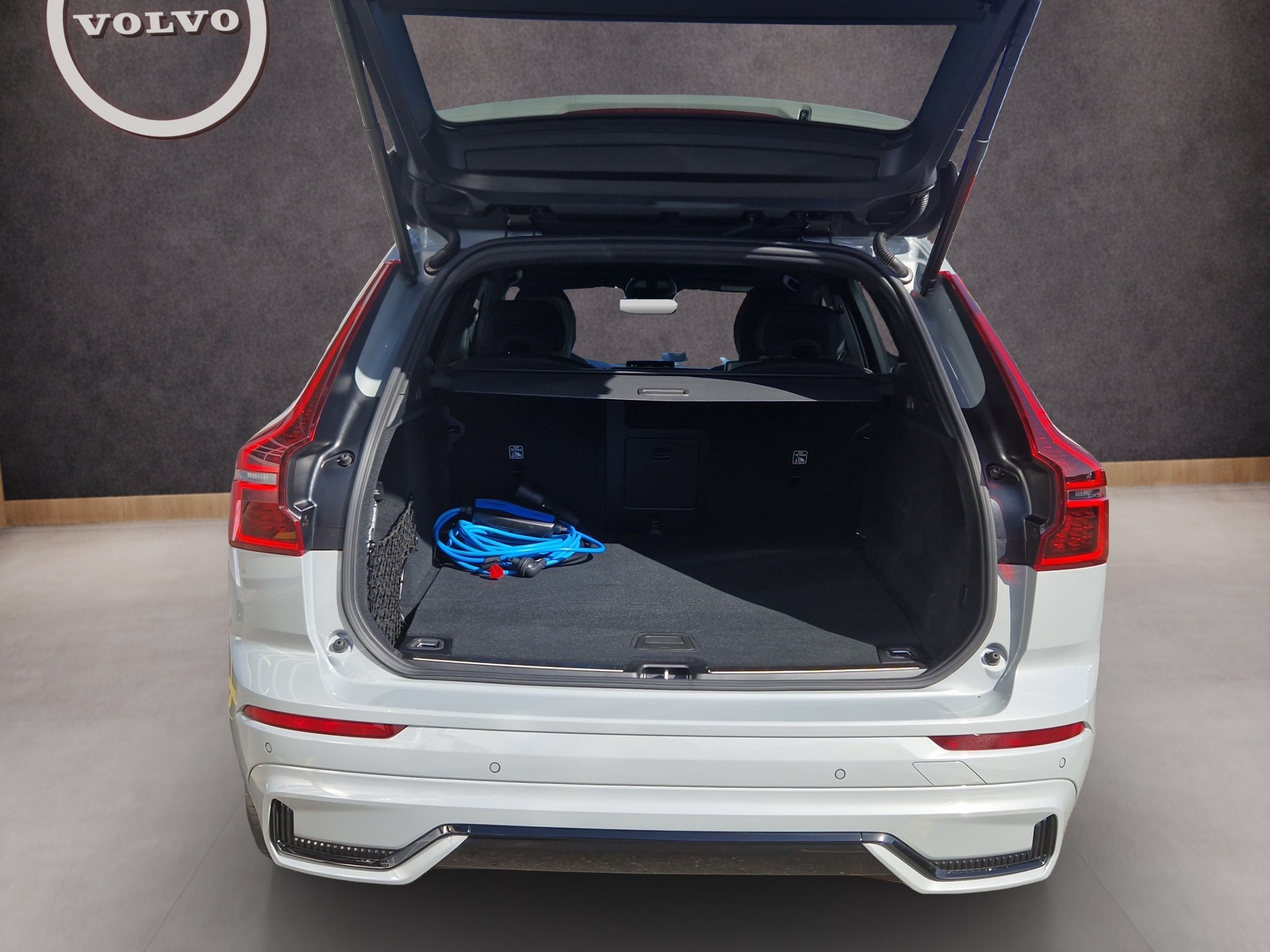 VOLVO XC60 2.0 T6 TE Black Edition eAWD-image-12