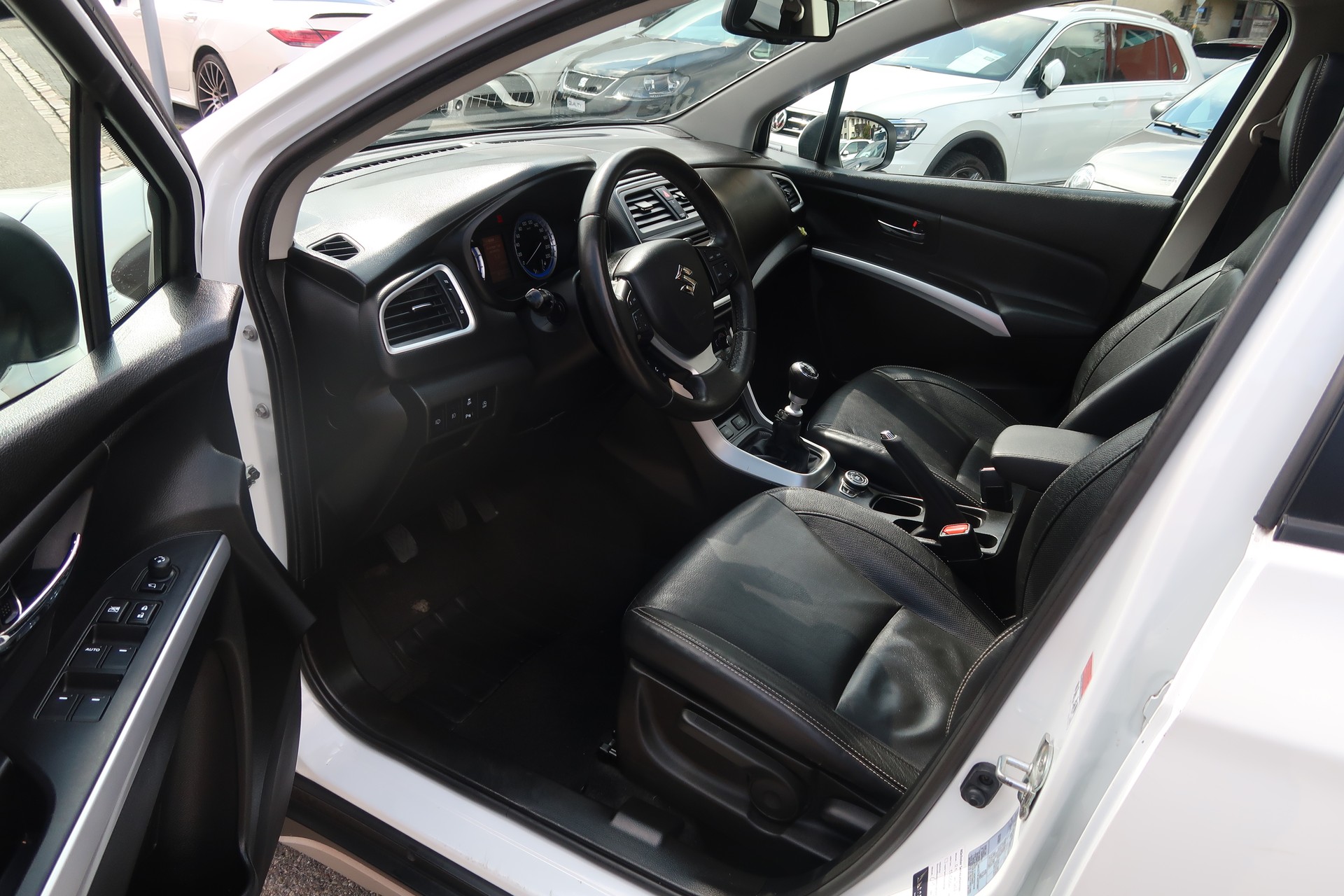 SUZUKI SX4 S-Cross 1.6 TD Compact+ 4WD-image-14