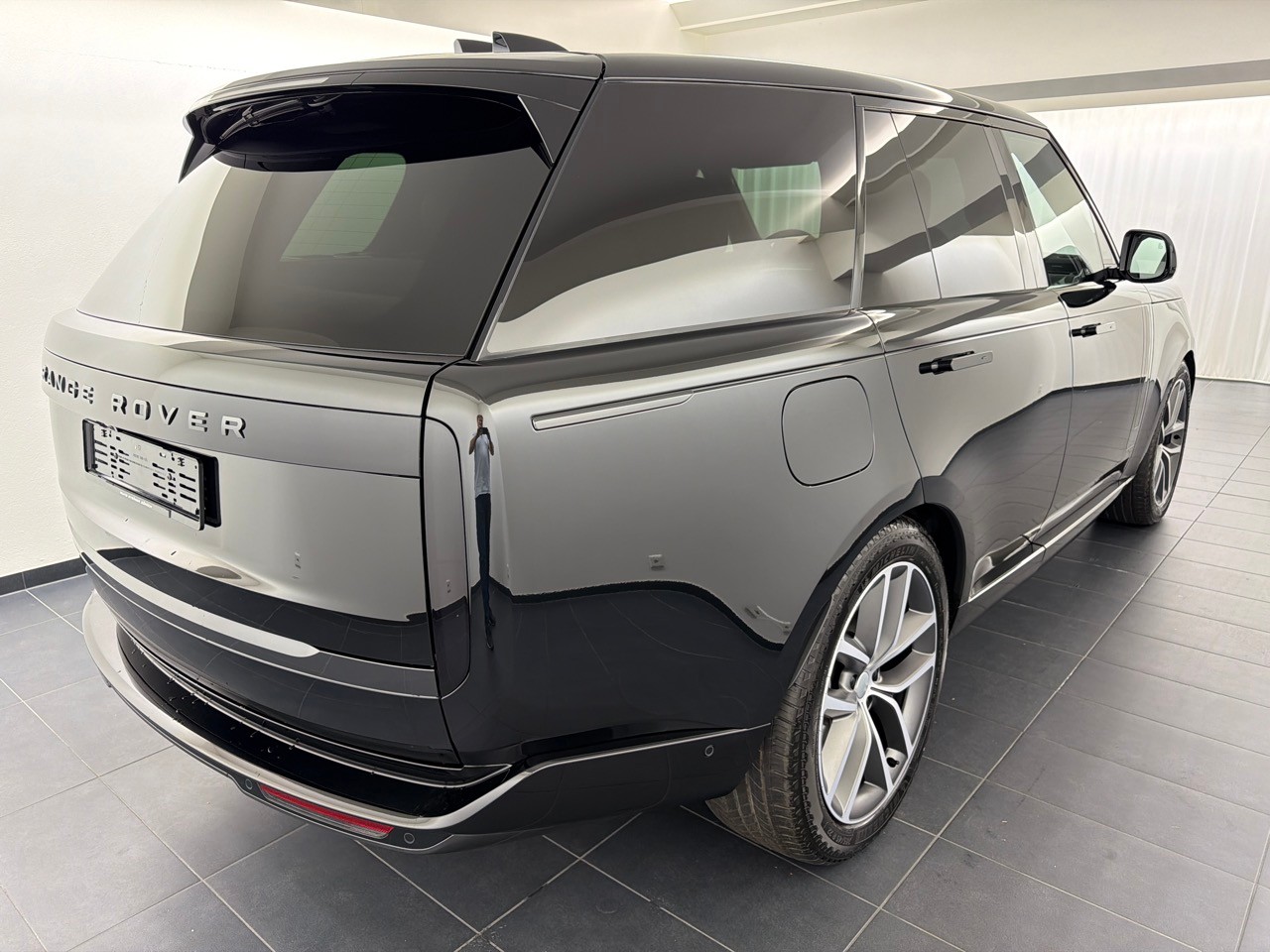 LAND ROVER RR P460e PHEV HSE-showroom-element-2