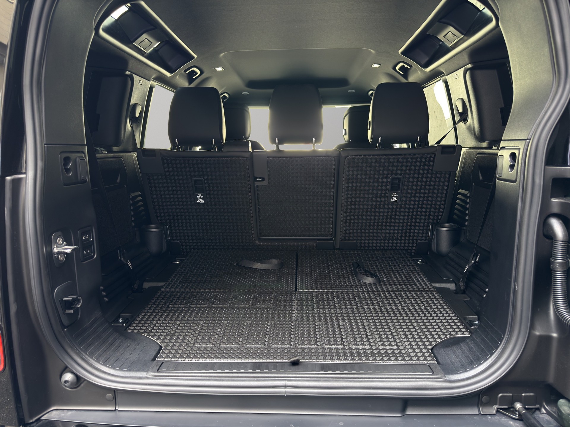 LAND ROVER Defender 110 3.0 D I6 250 X-Dynamic SE-image-11