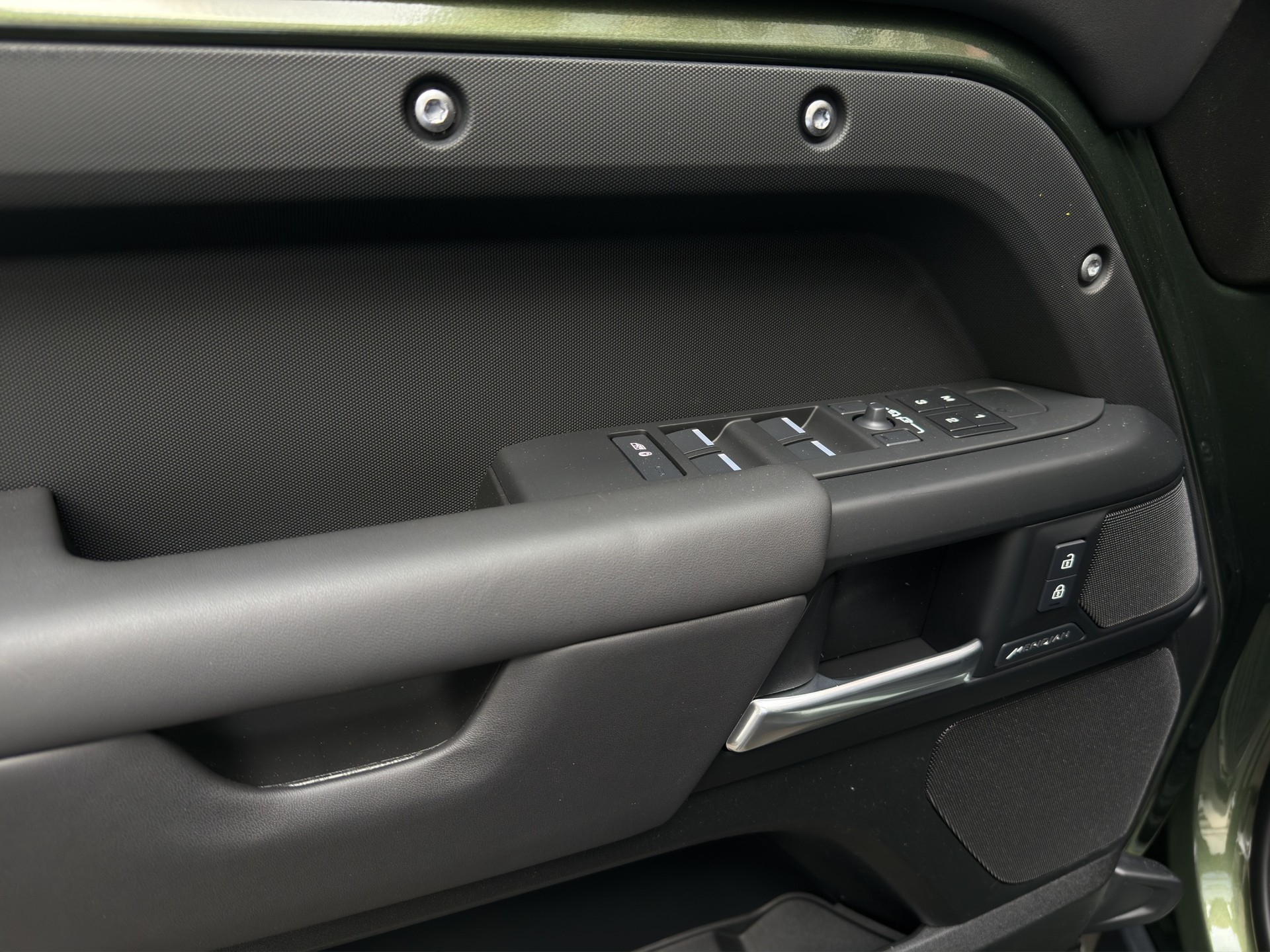 LAND ROVER Defender 110 3.0 D I6 250 X-Dynamic SE-image-8
